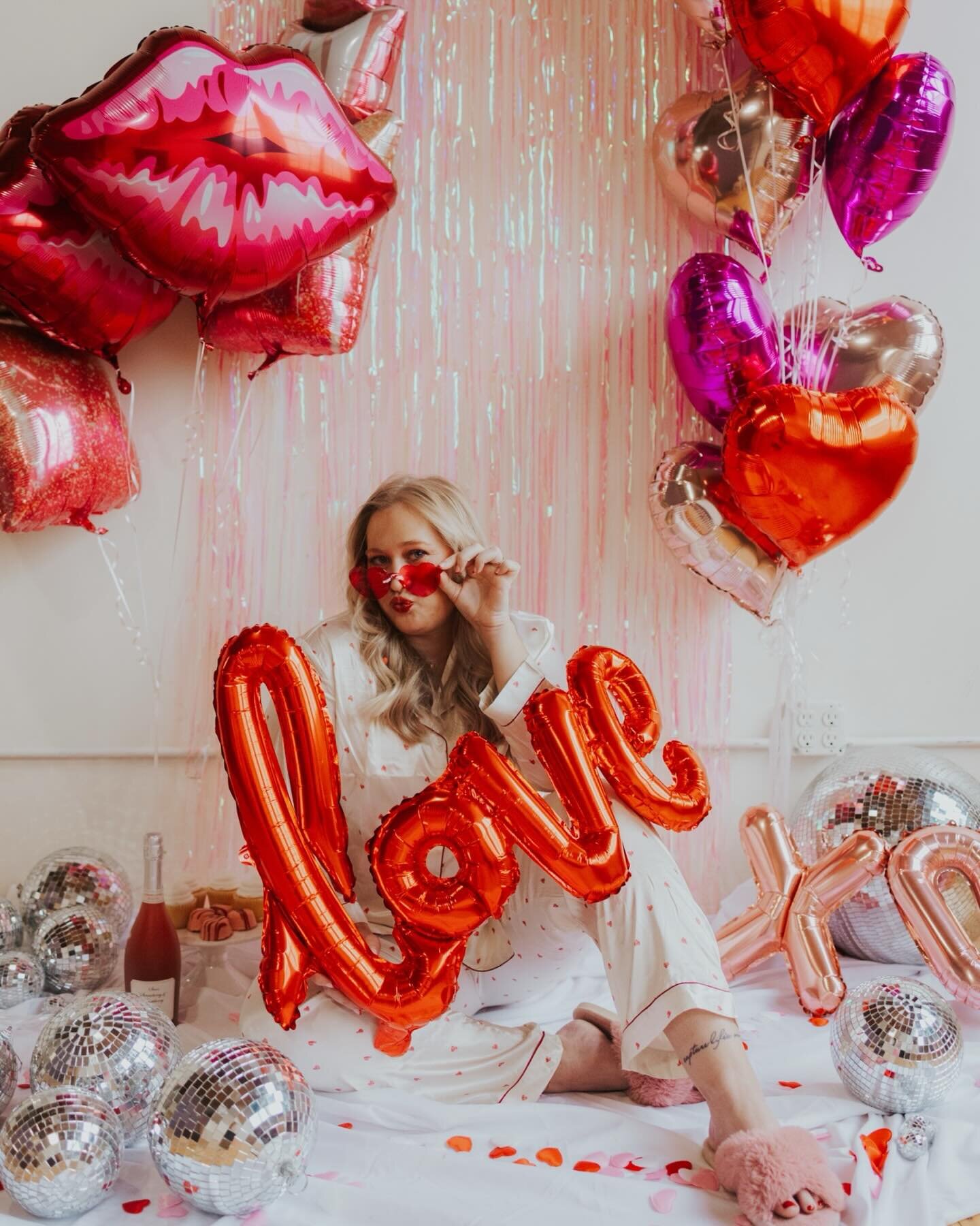 xoxo 💋 

happy valentines day my loves!! 

hope everyone has an amazing day spoiled in love with your fav human or spoiled by yourself 🥰 
.
.
.
📷 | photo by @karjophoto &mdash; edited by me, myself, + i