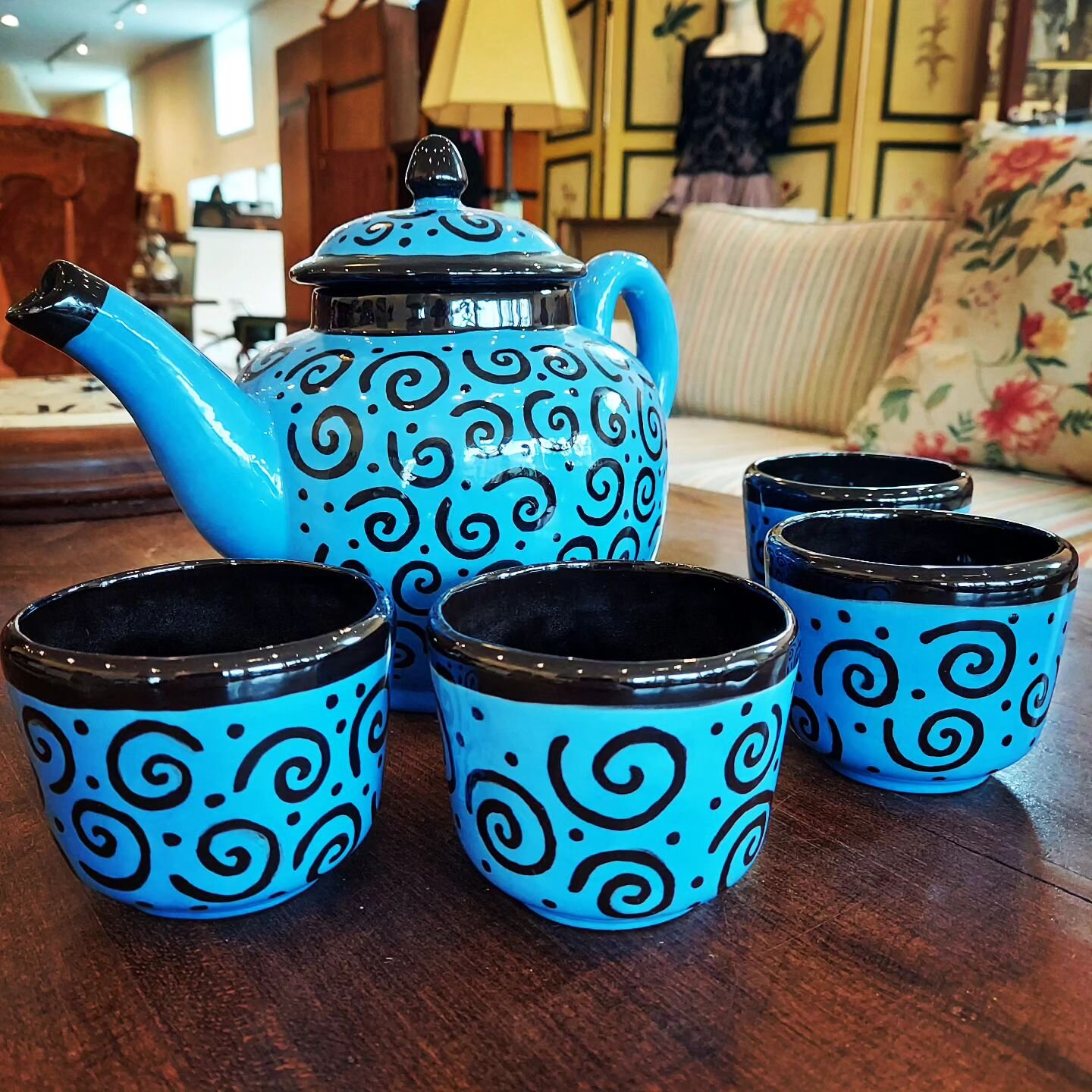 Groovy tea pot with 4 cups for sharing.

#vintage #vintagestyle #vintagestore