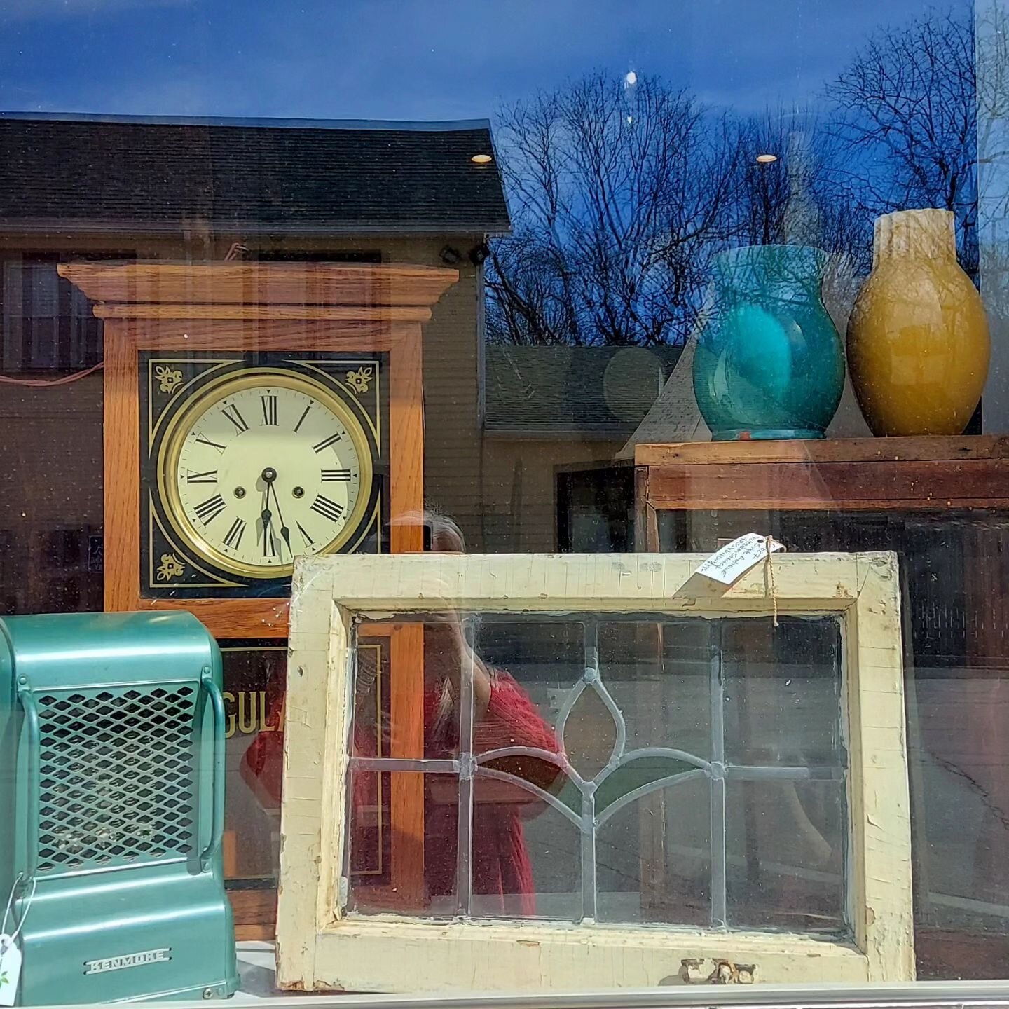 The weather is so fine! To get outside time, I redid a window display. 🍀🌱💐