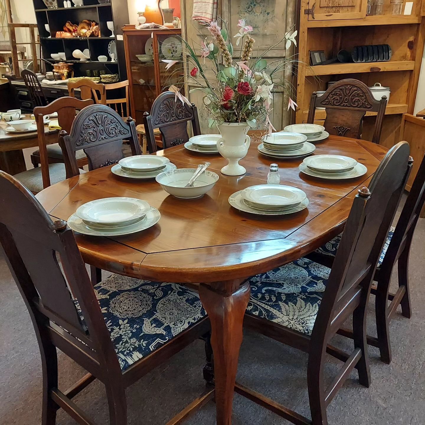 We turned the tables around...

#vintagefurniture #vintagestore #vintagetable #vintagetableware