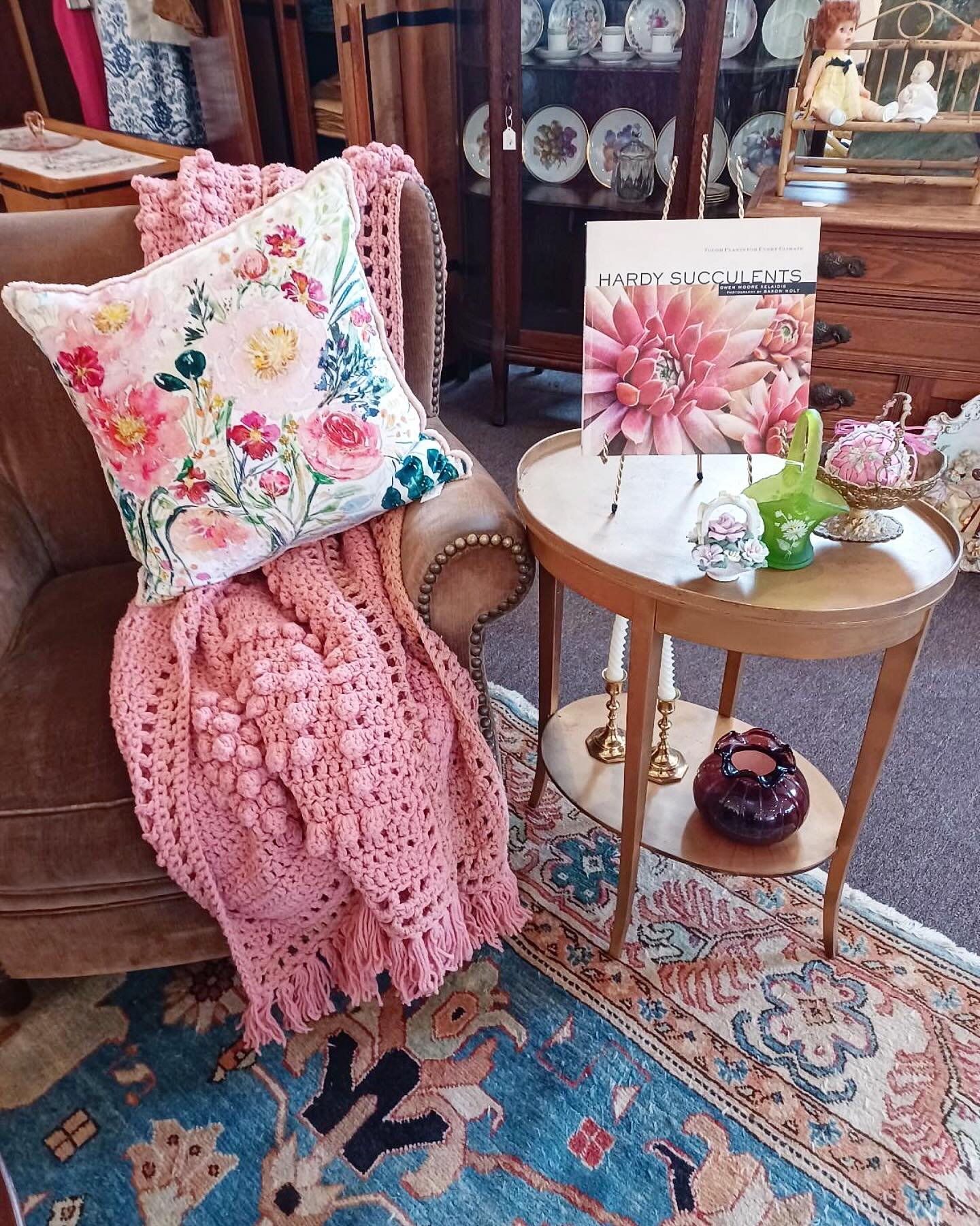 We unloaded new items today - it&rsquo;s going to be a GREAT weekend for treasure hunting!!! 🩷 🌸 🛍️