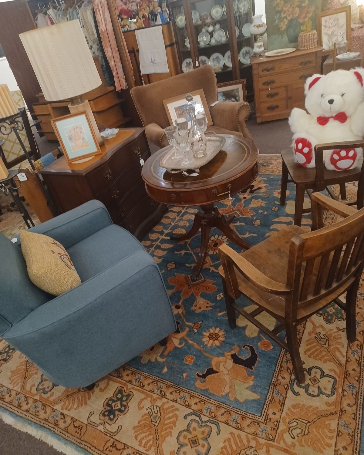 Ten big pieces found new homes this week ❤️❤️❤️so we&rsquo;ve got new pieces 💎💎💎on the floor today. (thank you Shannon and Christian for all the heavy lifting 👏👏👏) New floor Includes some amazing pieces from Aileen Gunther&rsquo;s office - her 