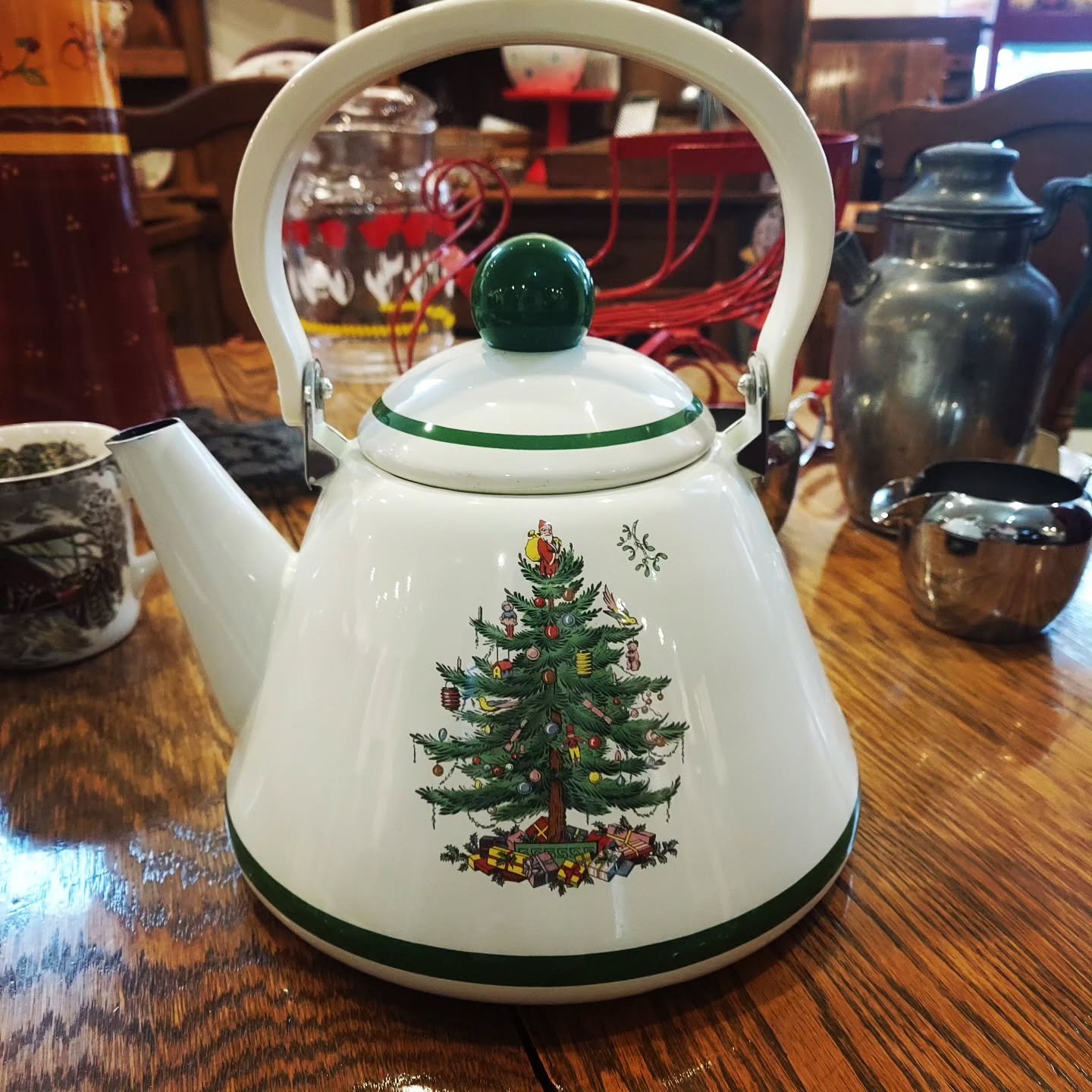 Holiday tea for you and me ❤️ (SOLD!)

#thriftedhome #thriftedholiday #vintagegift #vintageholiday