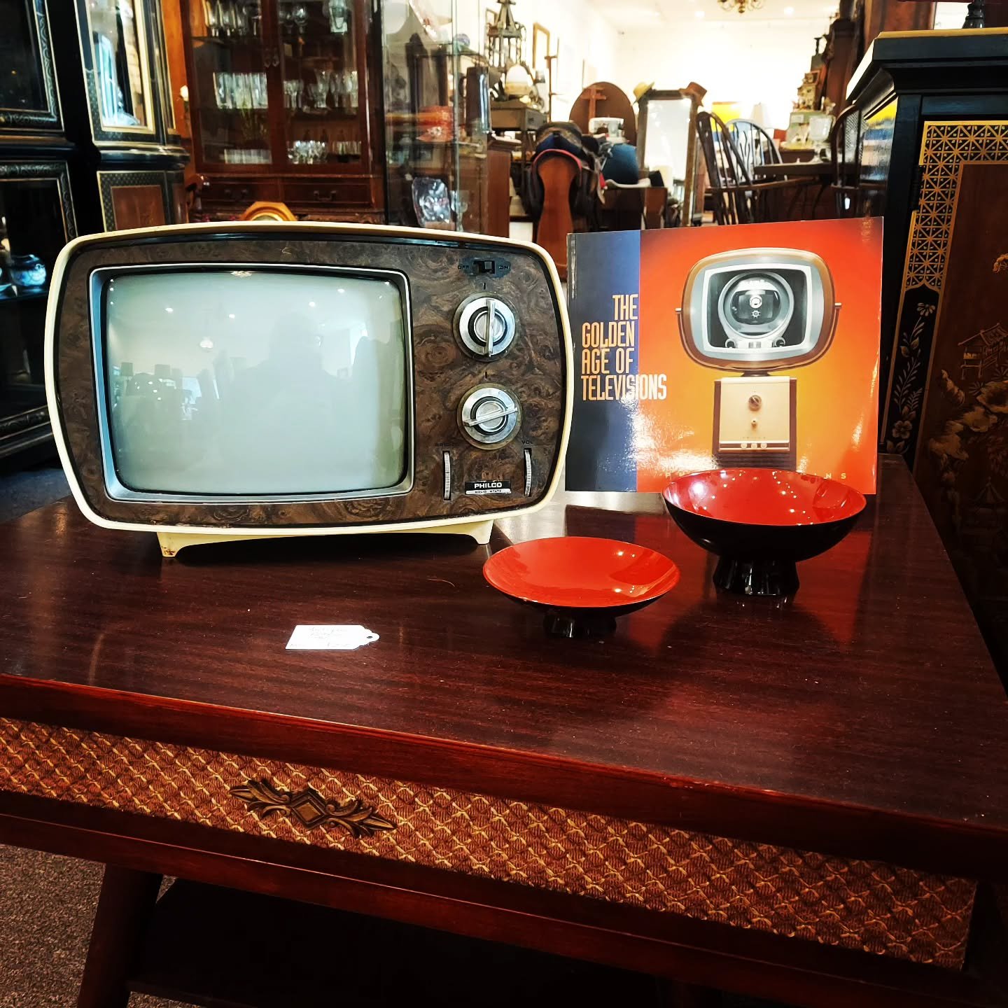 Old timey TV vibes

#vintagestyle #vintageshop #vintagecool