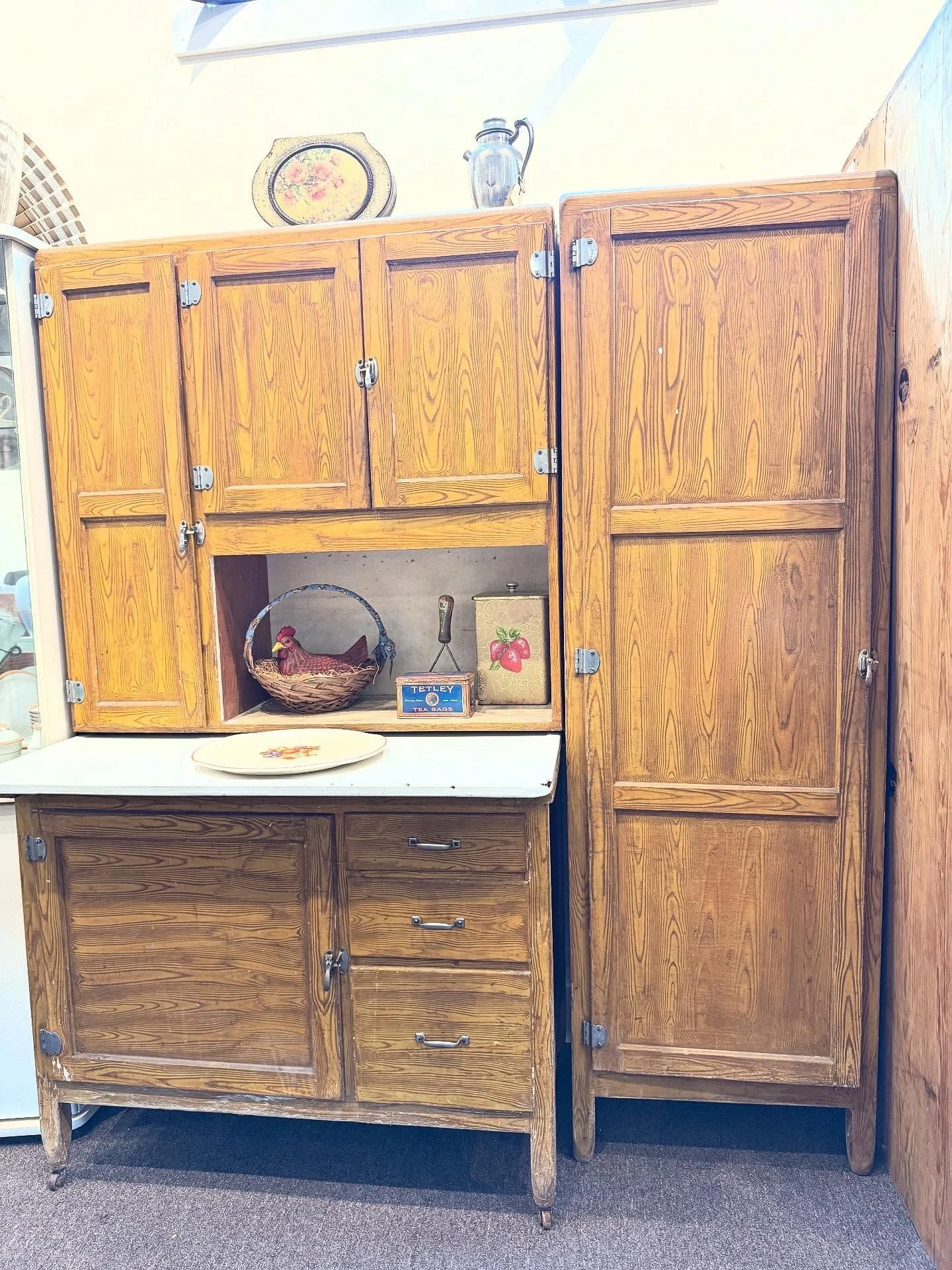 NEW ITEM!!! Hoosier-style kitchen cabinet and cupboard circa 1920s. Original flour sifter and enamel sliding counter top. The cutest pieces for your country home!🏠 🐥 #hoosiercabinet