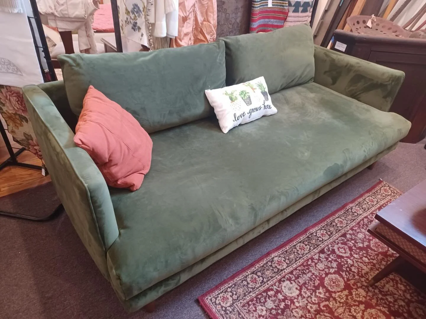 It&rsquo;s a couch&hellip;or a twin bed! Cozy cool, multi-functional 🛋️ 💚