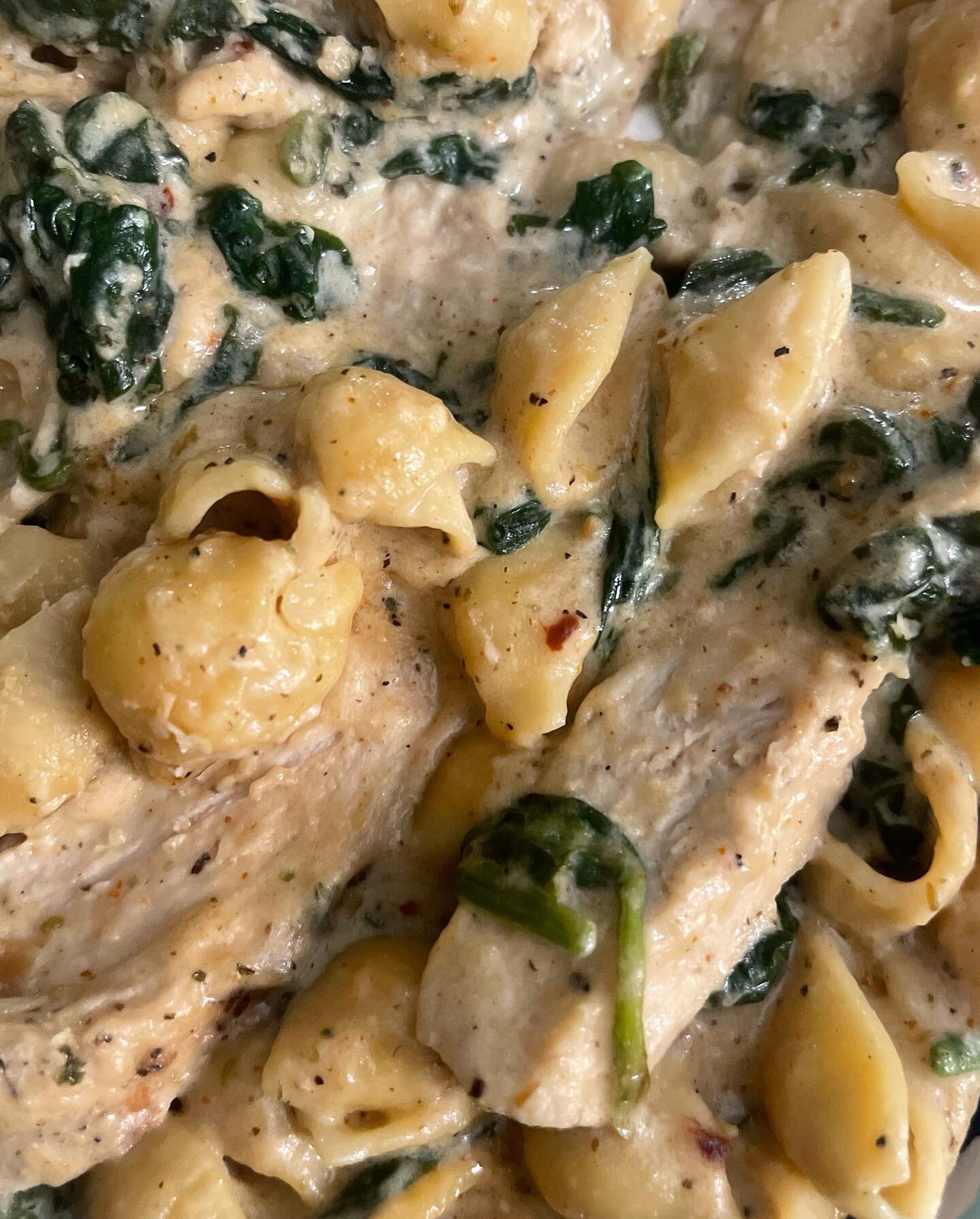 New plate alert 🚨 CHICKEN ALFREDO PASTA ON SALE! Ready for pickup on Sunday. Make sure to order through our website jordiesjoint.com in bio. #jordiesjoint #losangeles #laplates #lacatering