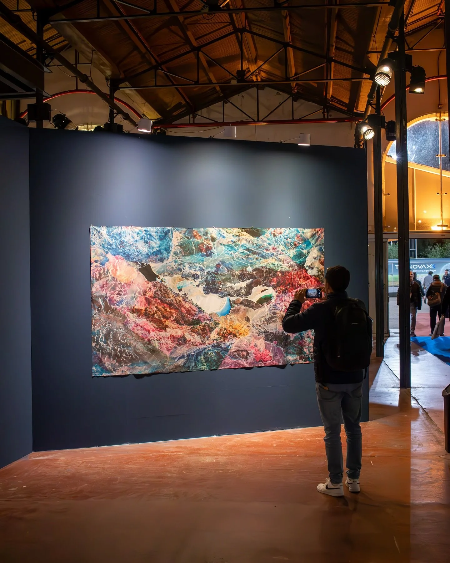 Un cielo profundo: Ultradistancias y Microscop&iacute;as
La primera exposici&oacute;n de artes visuales dedicada a la miner&iacute;a contin&uacute;a su gira.
Esta vez, llega a Arminera, el encuentro m&aacute;s relevante del sector en Argentina. En La
