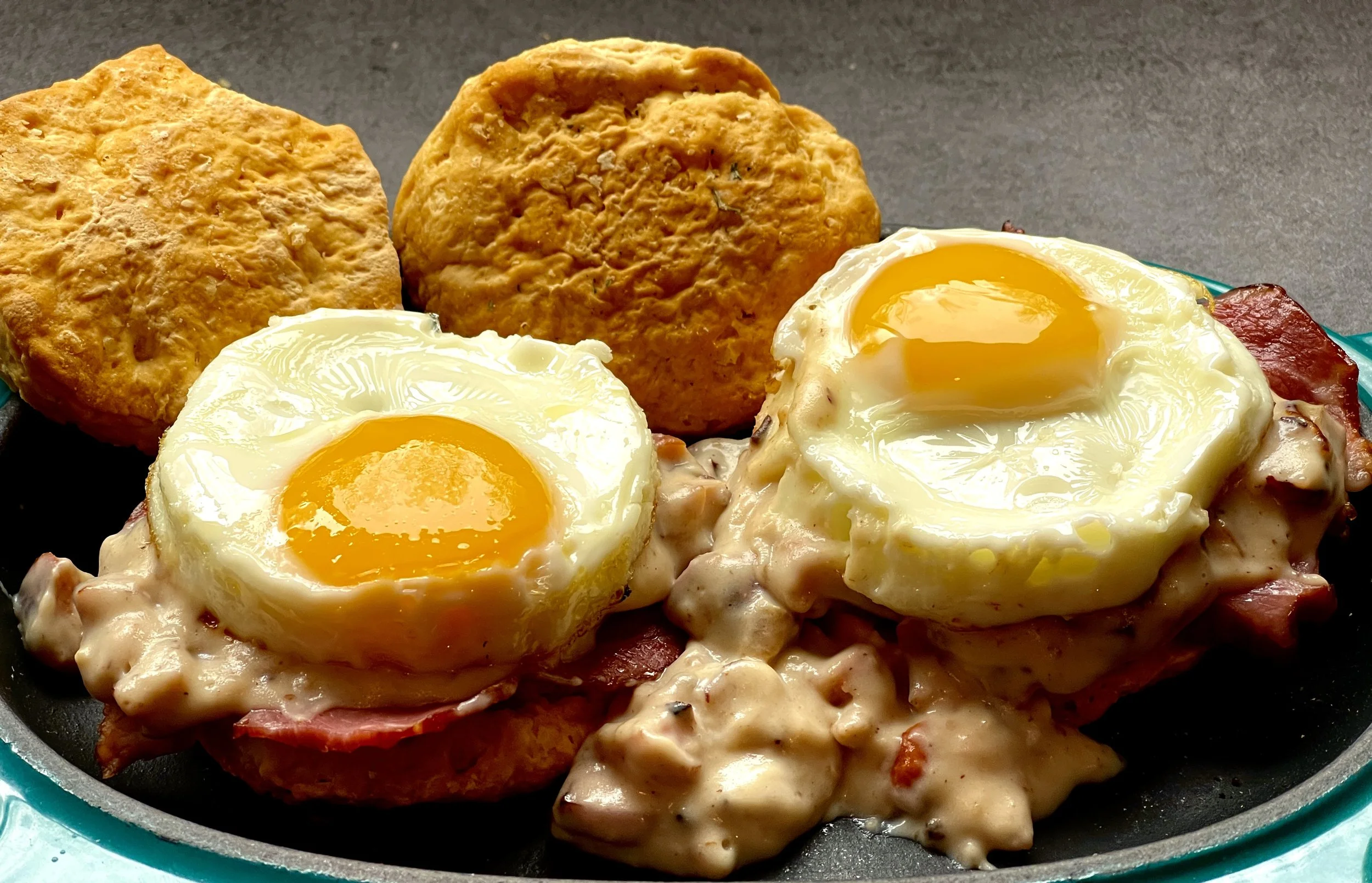 eggstreme-cottage-ham-biscuits-and-smoked-sausage-gravy