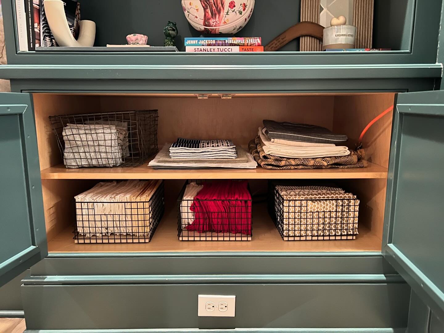 A little organization goes a long way! ✨
Check out this beautifully organized cabinet, complete with wire baskets for easy access to table linens and napkins. 🕊️ Perfect for elevating any dining experience.
#organizedliving #sortandsettle #homegoals