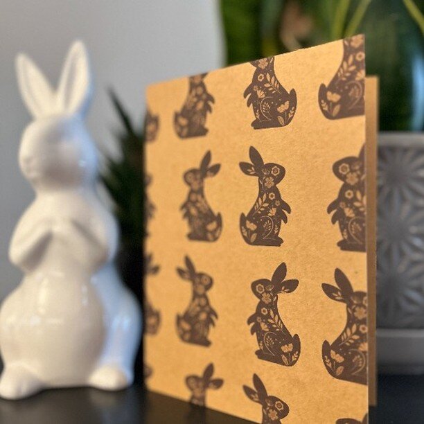 Here's a super cute bunny note card that you can print from home! Choose to priint on fun colored stock or print on kraft paper like I did here. The printable card is available as a FREE PDF! Just visit the link in my bio and select Free Resources. 
