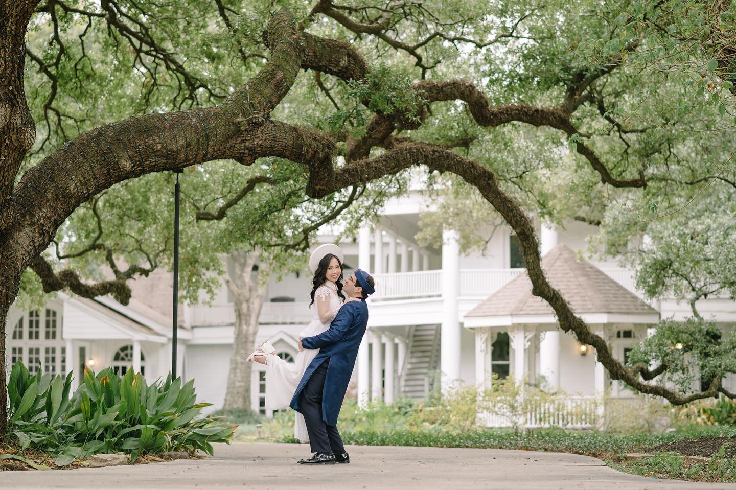 T + A ❤️
Our couple's fairytale wedding is nothing short of spectacular. 
Venue: @heavenonearthoaksvenue
Floral &amp; Decor: @kimevents7 
Ao Dai: @doanbyns
Reception dress: @davidbridalgown
Photographer: @knwedding
MUAH: @glambynanie
Bride : @0ke0ke0