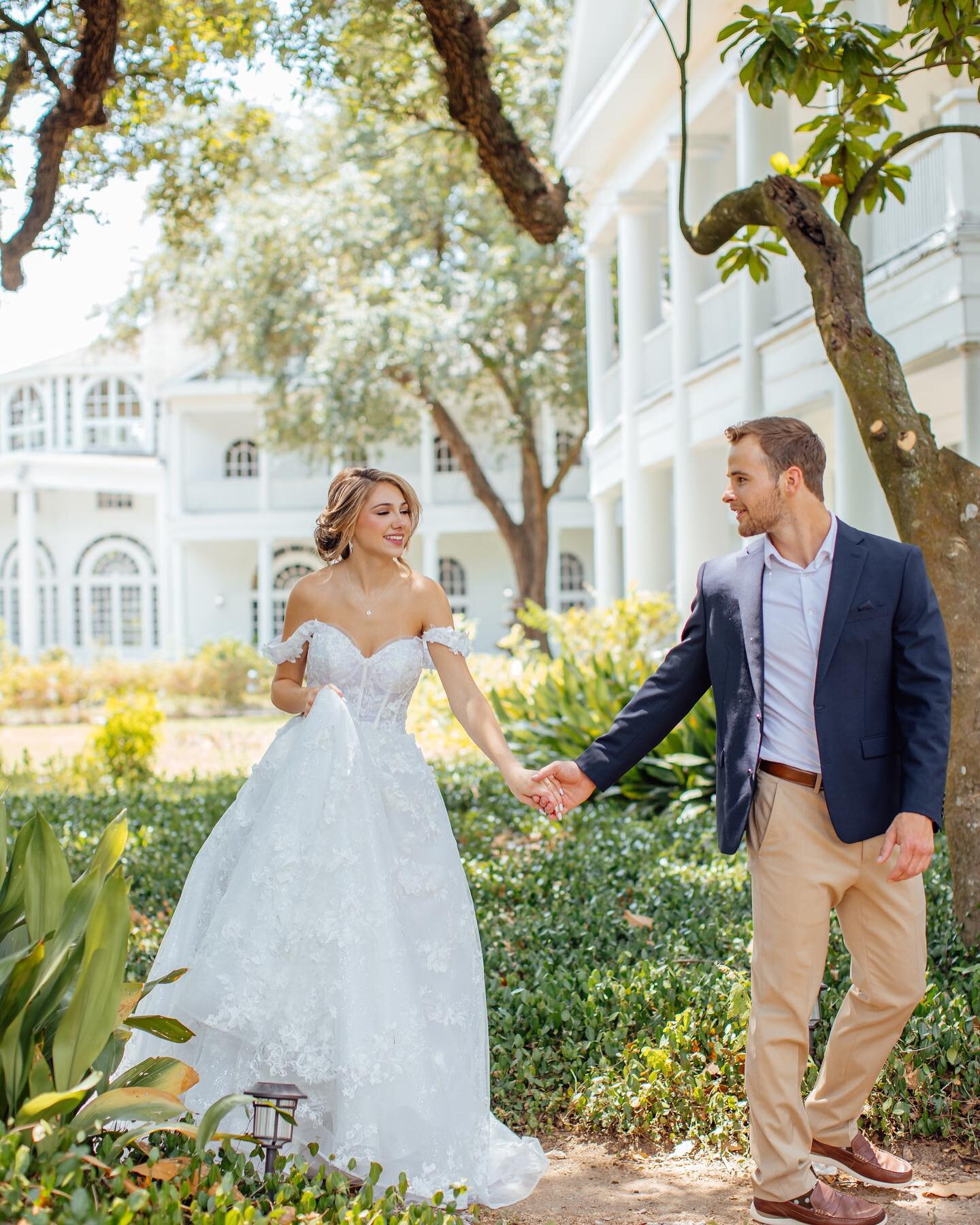 Beneath the shade of magnificent oak trees, love and vows intertwine in nature's embrace. 🌳💍 

Venue: @heavenonearthoaks 
MUAH: @polishedmakeupandhair 
Bride: @zeah.lynnea 
Dress: @dobridalwedding @linhngaworld 
Photographer: @chauntellegrafphotogr