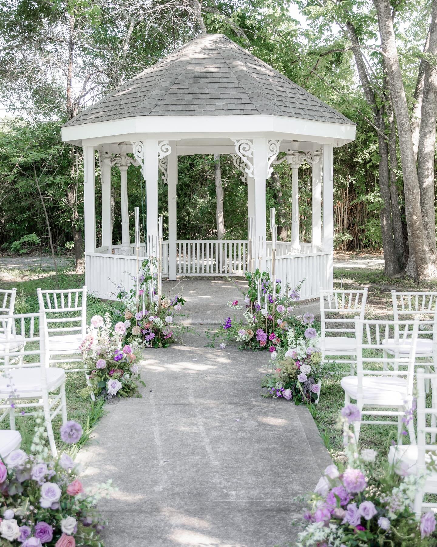 From intimate indoor vows to breathtaking outdoor promises, our venue offers the best of both worlds for your special day. 🌿👰
Planner/Coordinator: @next_chapter_weddings 

Venue: @heavenoneartoaks

Rentals: @next_chapter_weddings

Florals: @wanderi