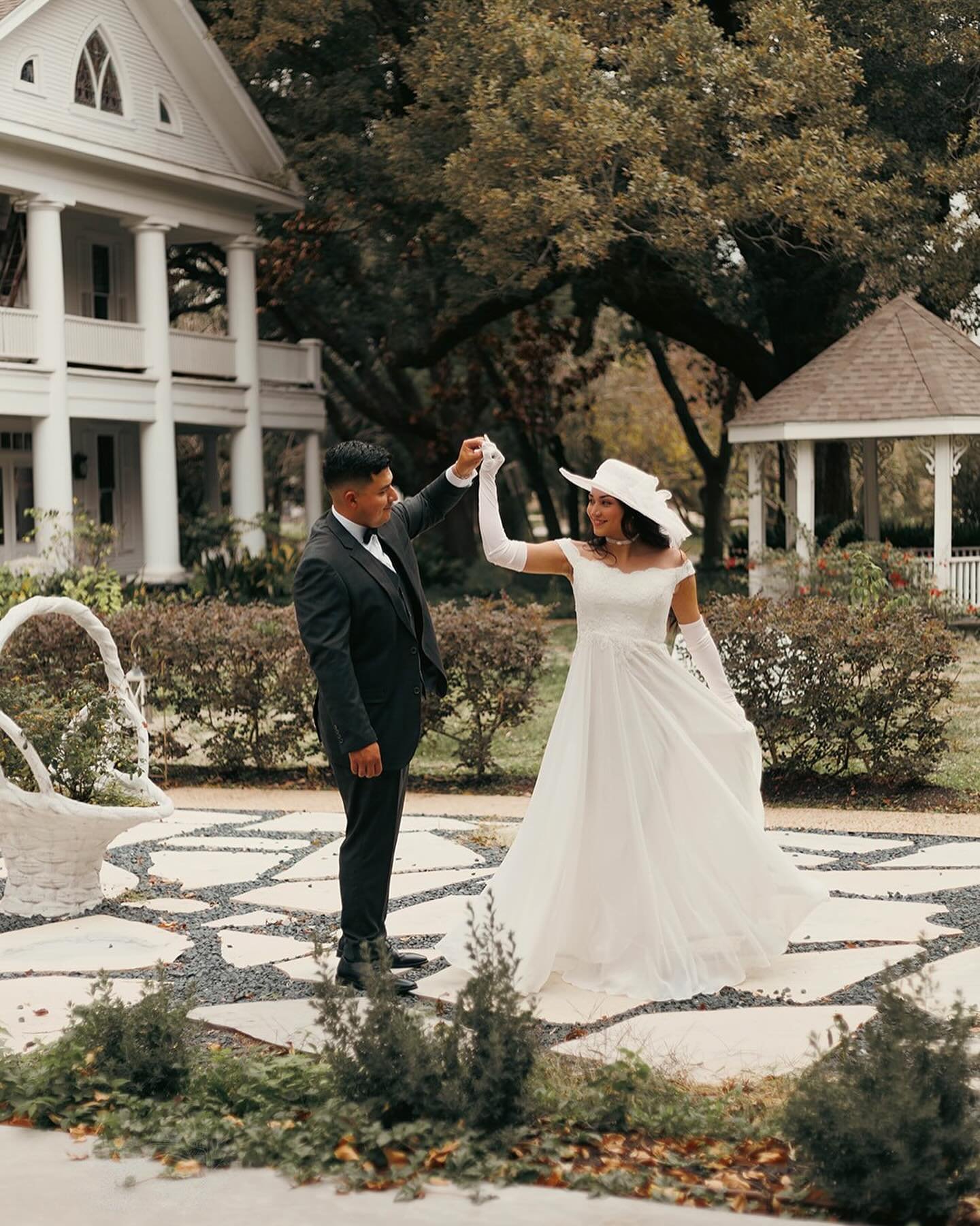 Step back in time to celebrate your love in the timeless elegance of our Victorian wedding venue. Create memories as enchanting as the era itself. 

Venue: @heavenonearthoaks 
Photographer: @jgroverphotoco 
Bride: @sam_bamm7 

NOW BOOKING 2024 &amp;2