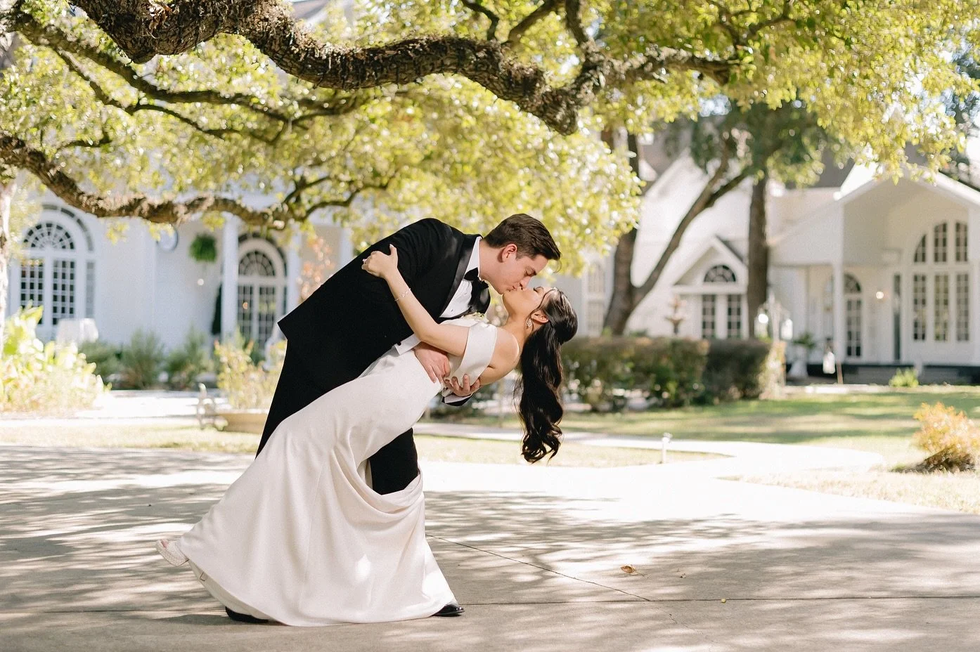 H&amp;E&rsquo;s wedding was beautiful. ✨🤍 Every detail radiated love and joy making the day feel like a timeless fairytale. ✨🌿

Venue: @heavenonearthoaks 
Decorations: @kimevents7 
Coordinator: @watertowineevents 
Catering: @allflavorscatering 
HMU