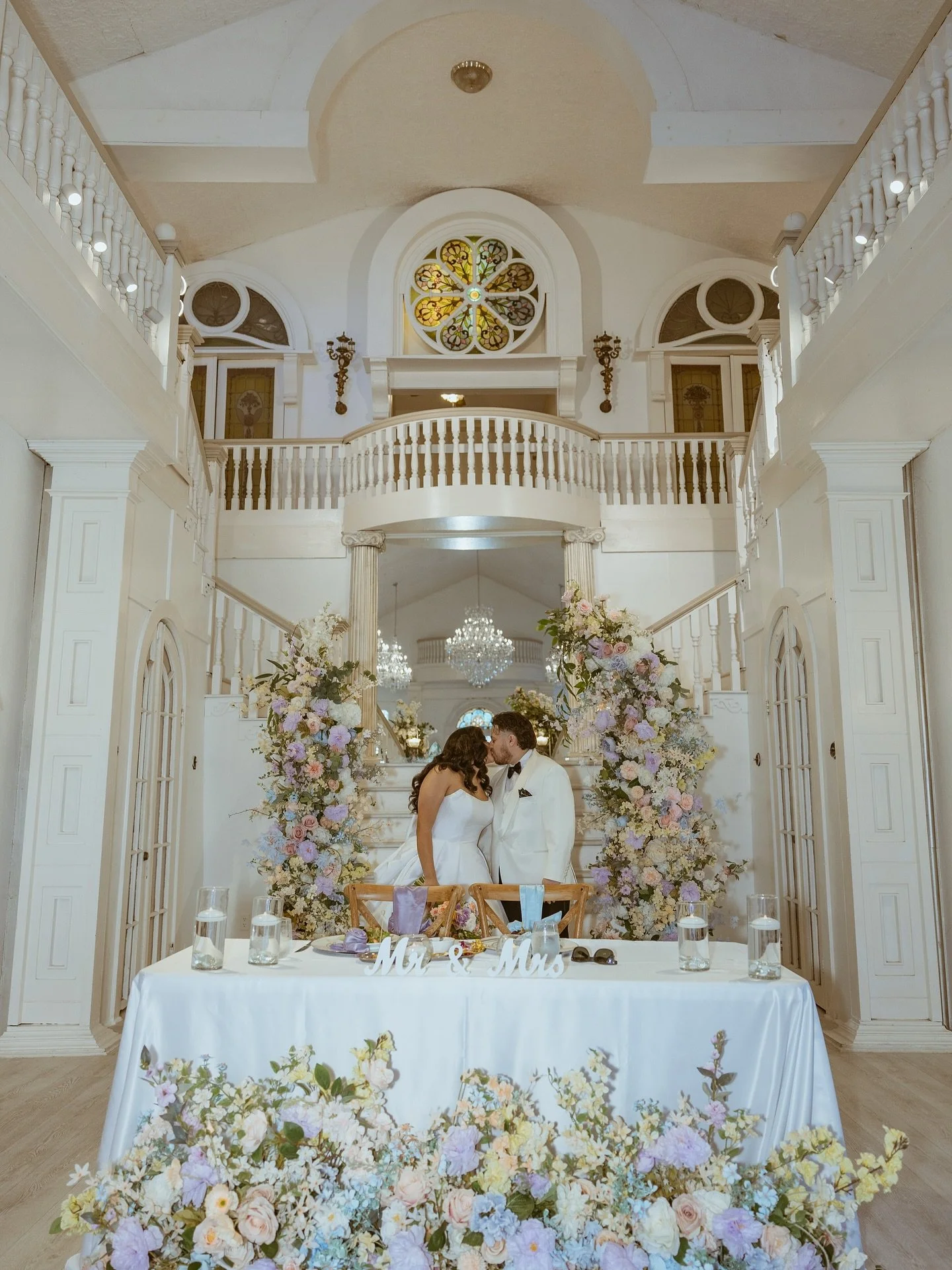 C &amp; G&rsquo;s wedding was a stunning mix of color and timeless elegance 🌸✨ Their celebration perfectly complemented our venue&rsquo;s charming blend of modern design and vintage antique touches. Every detail &mdash; from the colorful d&eacute;co