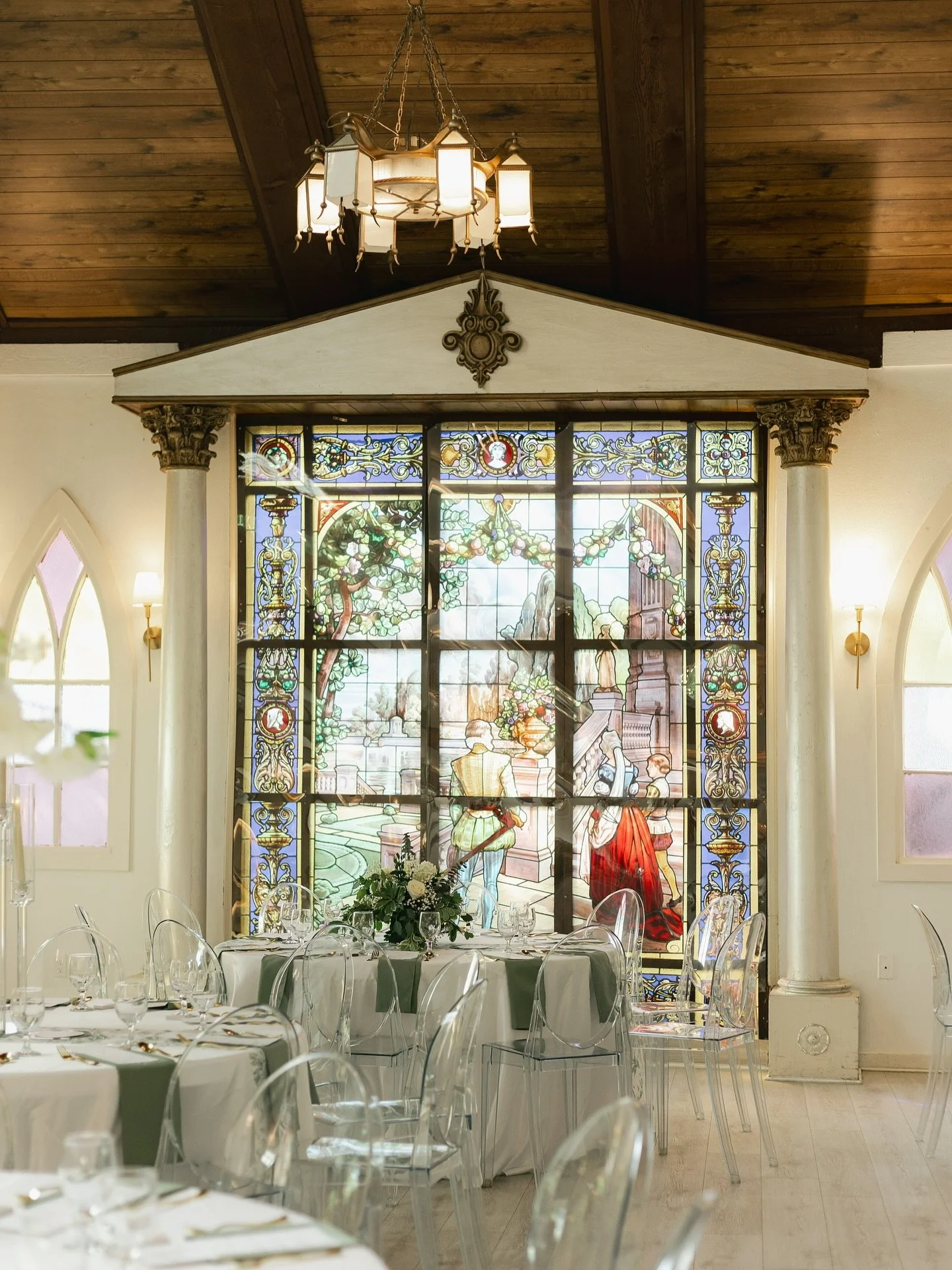 Imagine saying your vows surrounded by nature&rsquo;s quiet beauty and golden light. Here, every moment feels like a dream. Your happily ever after starts under the oaks. ✨🤍🌿

&bull;
&bull;
&bull;
#heavenonearth #houston #houstontexas #texas #weddi