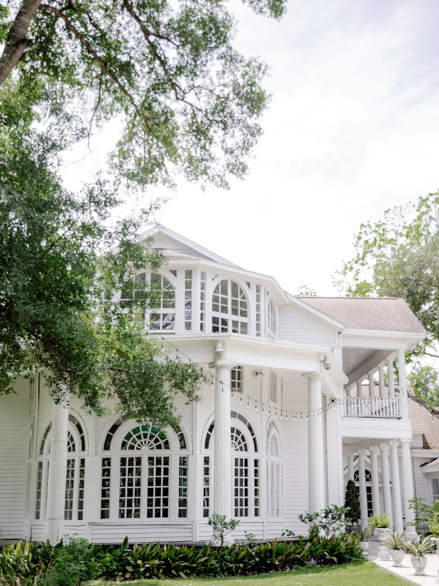 Say &ldquo;I do&rdquo; surrounded by timeless oaks and endless skies. Every corner of our venue sets the scene for your love story. Let your happily ever after begin here. 🤍

&bull;
&bull;
&bull;
#heavenonearth #houston #houstonwedding #weddingdecor