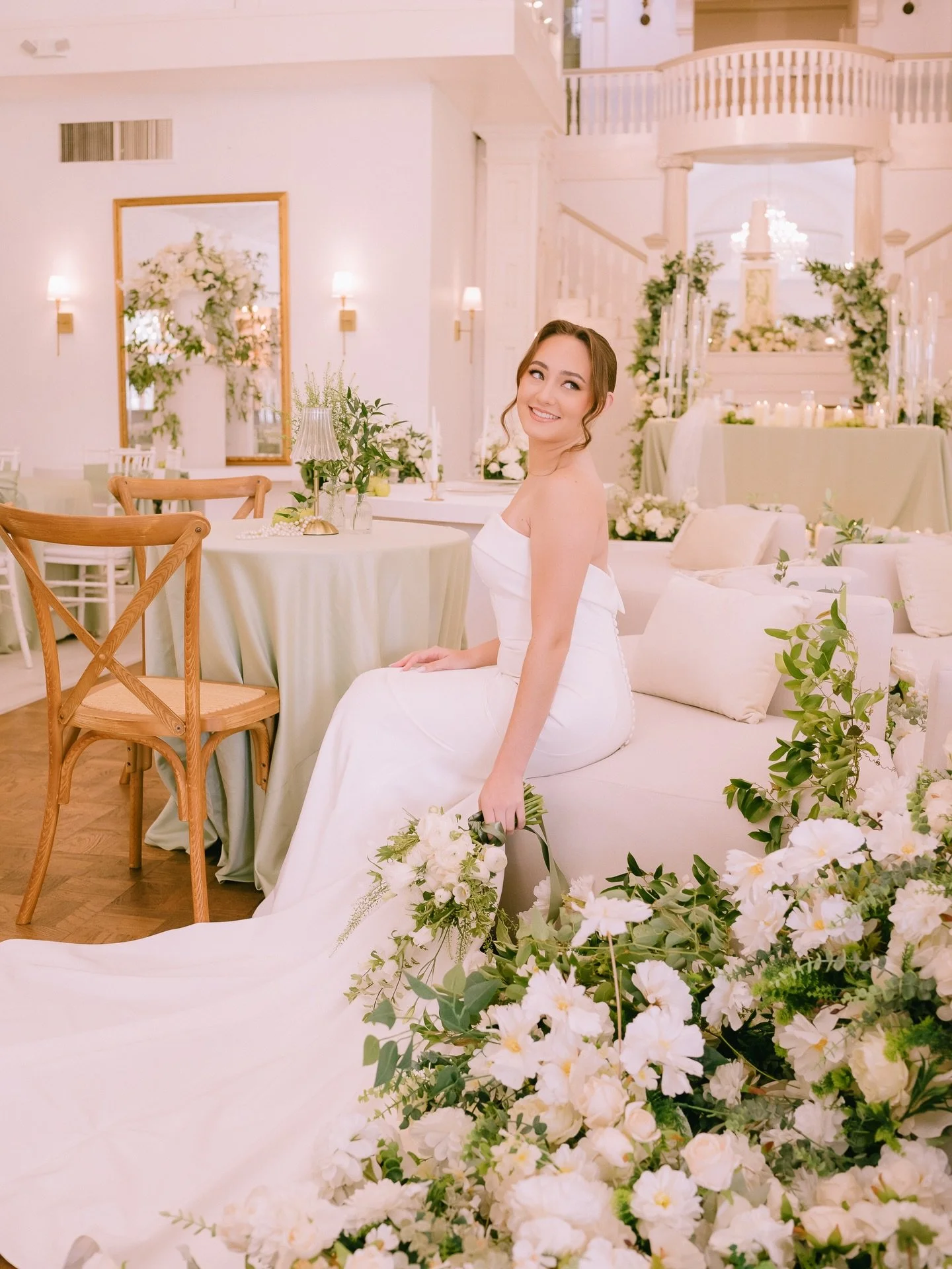 Because our venue is built on warm, natural tones, it effortlessly complements any color palette or wedding theme you dream of. 
Venue: @heavenonearthoaks 
Floral, Decor, Furniture: @kimevents7 
Wedding dress: @amorebridalcouture 
MUAH: @jennymakeup.