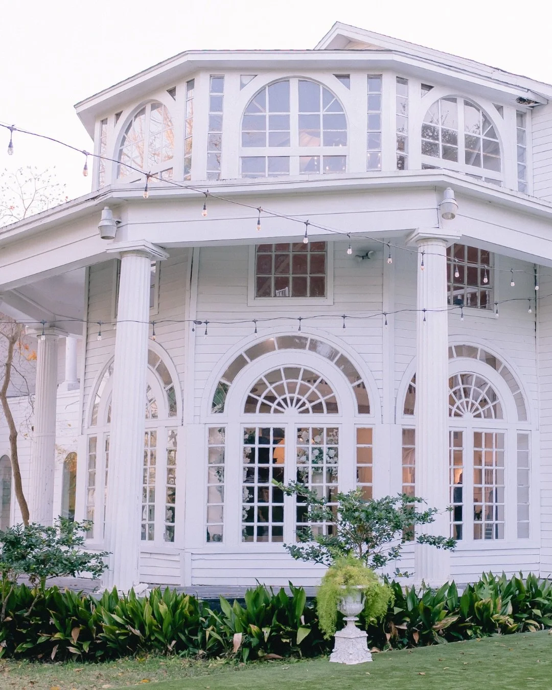 White and green elegance that will never go out of style 🤍🌿 There&rsquo;s something so effortlessly timeless about this kind of design soft, natural, and intentional in every detail. From the fresh greenery to the clean white tones, everything come