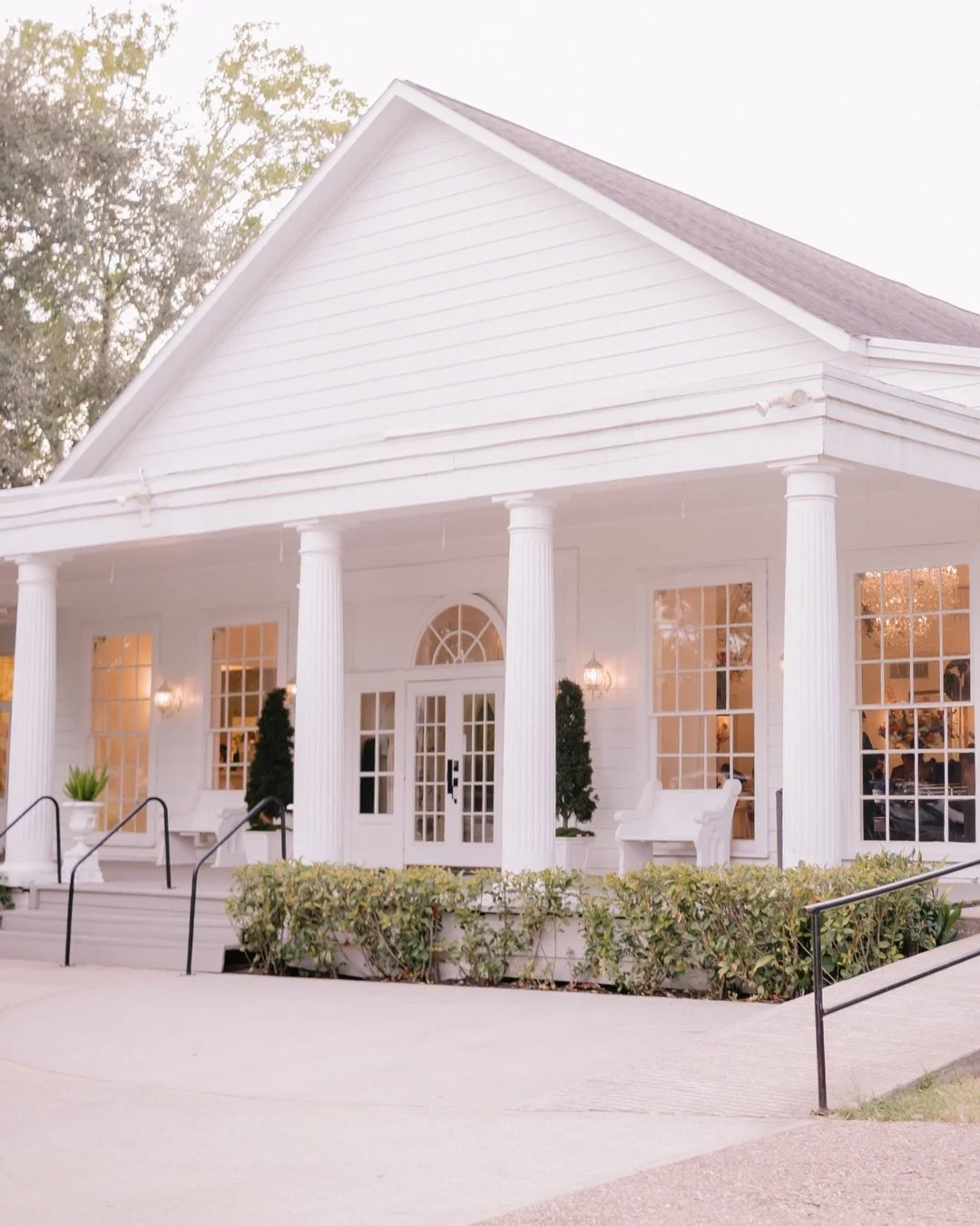 Every love story deserves a grand setting and this one brought a masquerade-inspired Bridgerton dream to life 🎭✨ Our venue turns visions into reality, transforming the ballroom floor and every elegant detail into a breathtaking space where unforgett