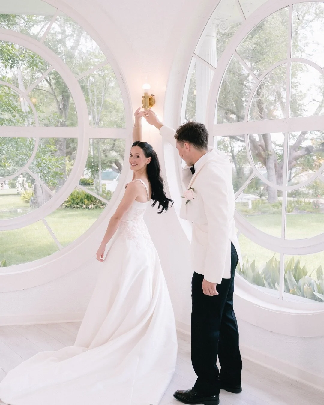A pink wedding dream from every angle 💕🌸✨
From the outdoor cocktail hour to the full venue setup, every detail was perfectly on theme. The guests understood the assignment, the pink details came together beautifully, and the entire space felt roman