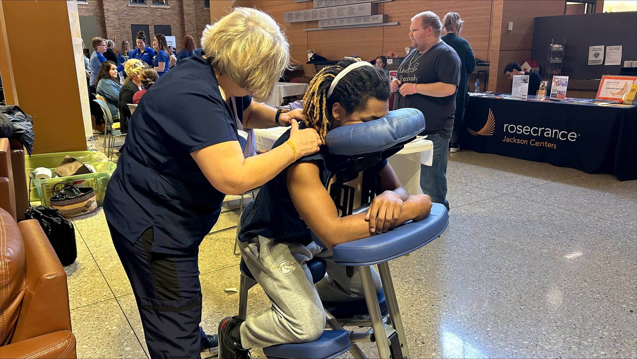  Trevon Gilliam and other people on campus were able to get a free massage from The Main Street Massage and Wellness Center.&nbsp; 