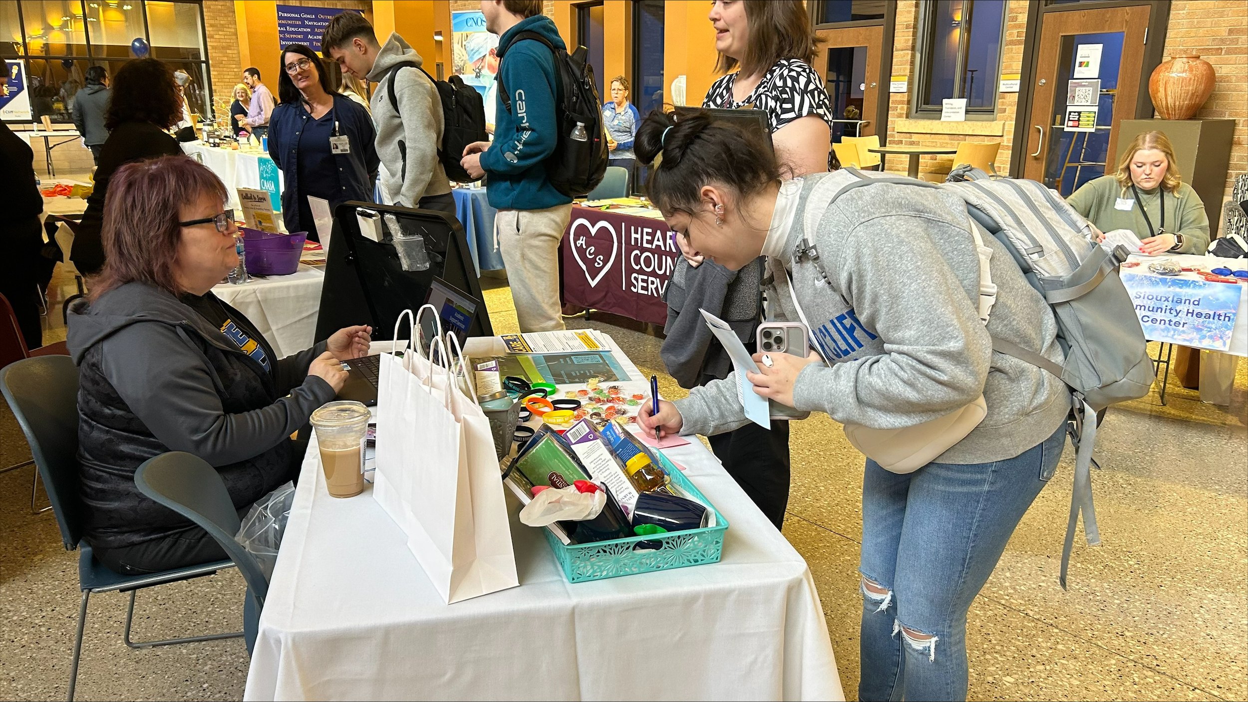  Briar Cliff student, Aneas Davenport signing up for a raffle gift basket from the BCU Care Team.&nbsp; 