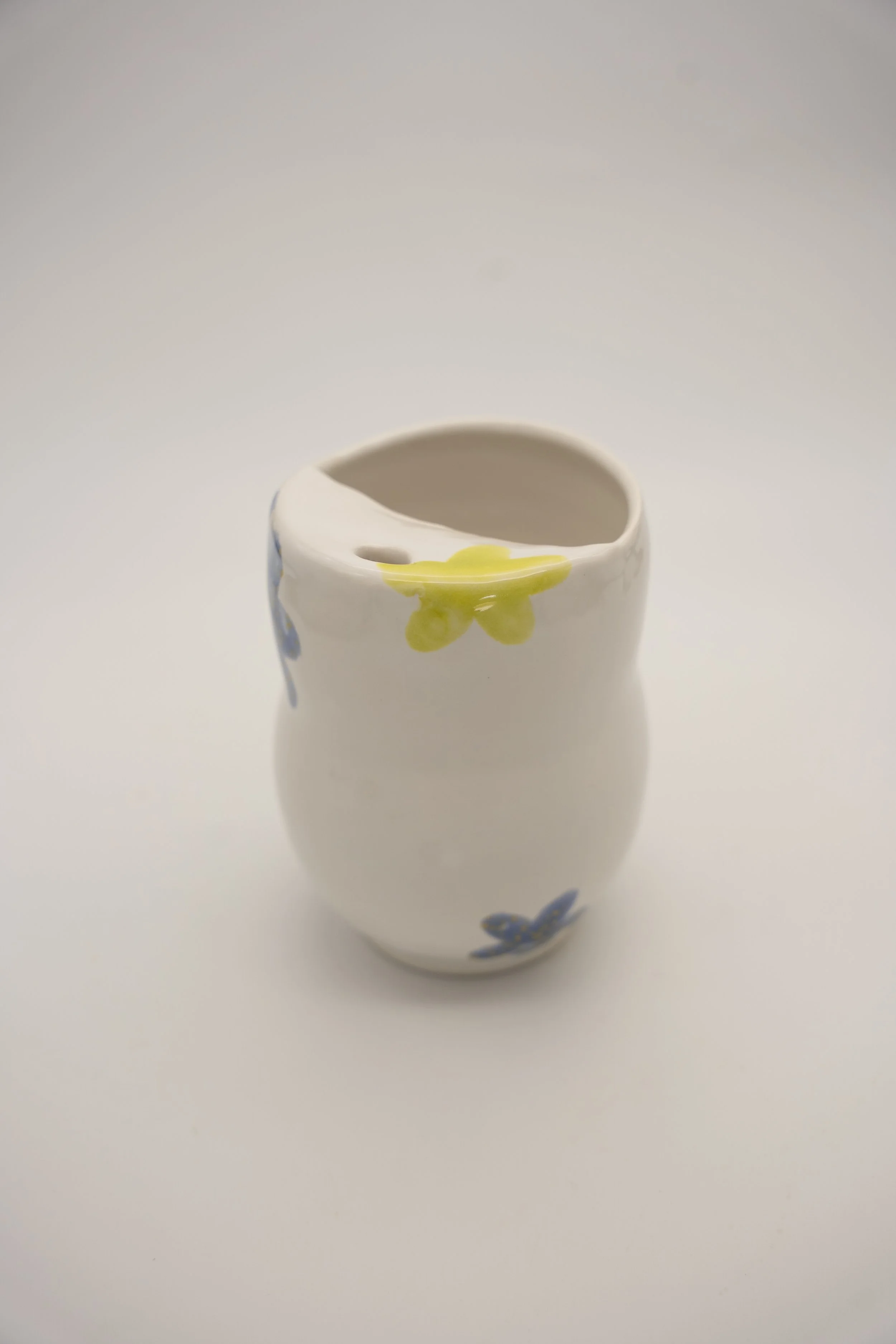 Curvy Spring White Floral Sipper with Lid