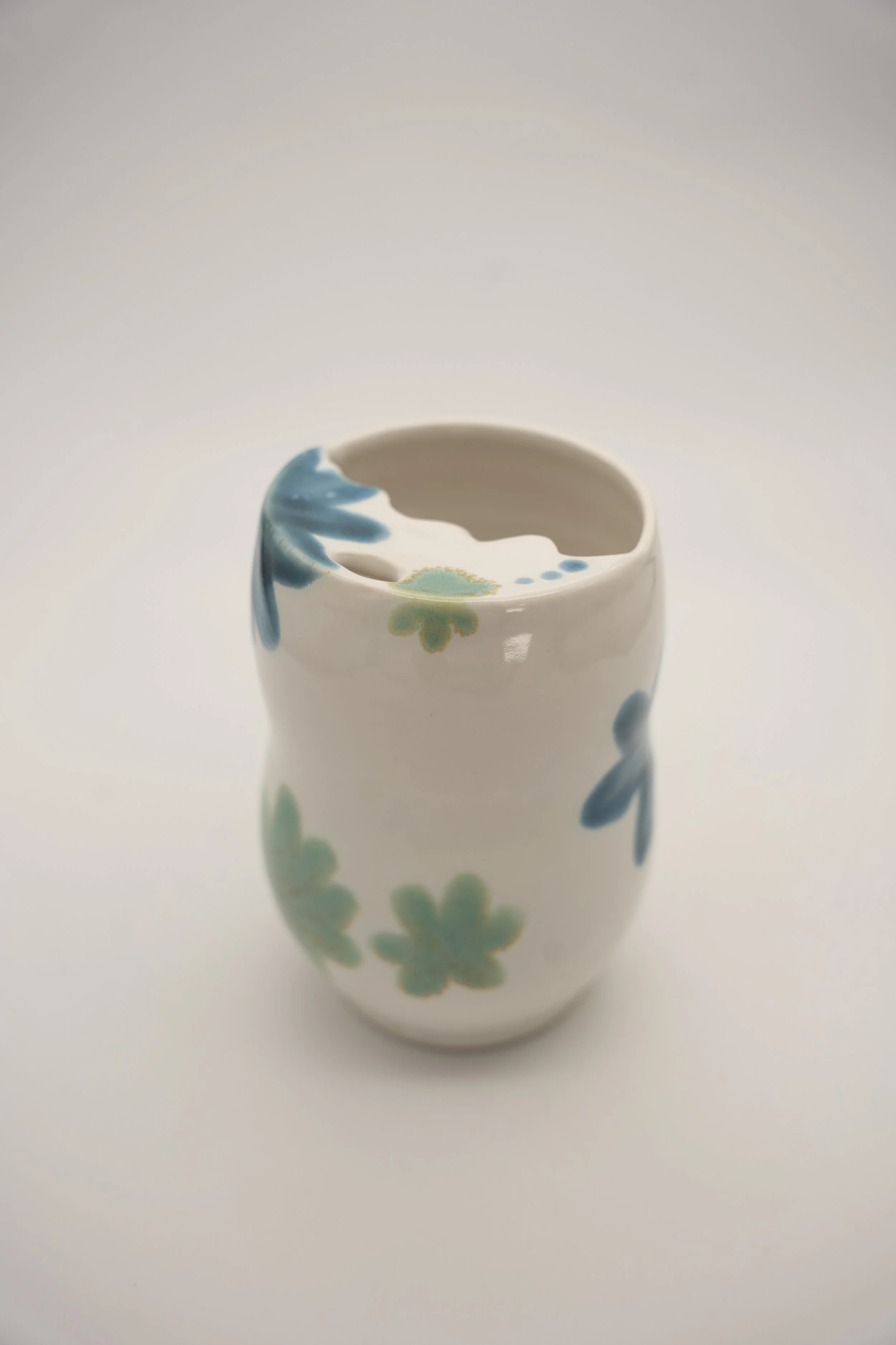 Curvy Spring White Floral Sipper with Shaped Lid
