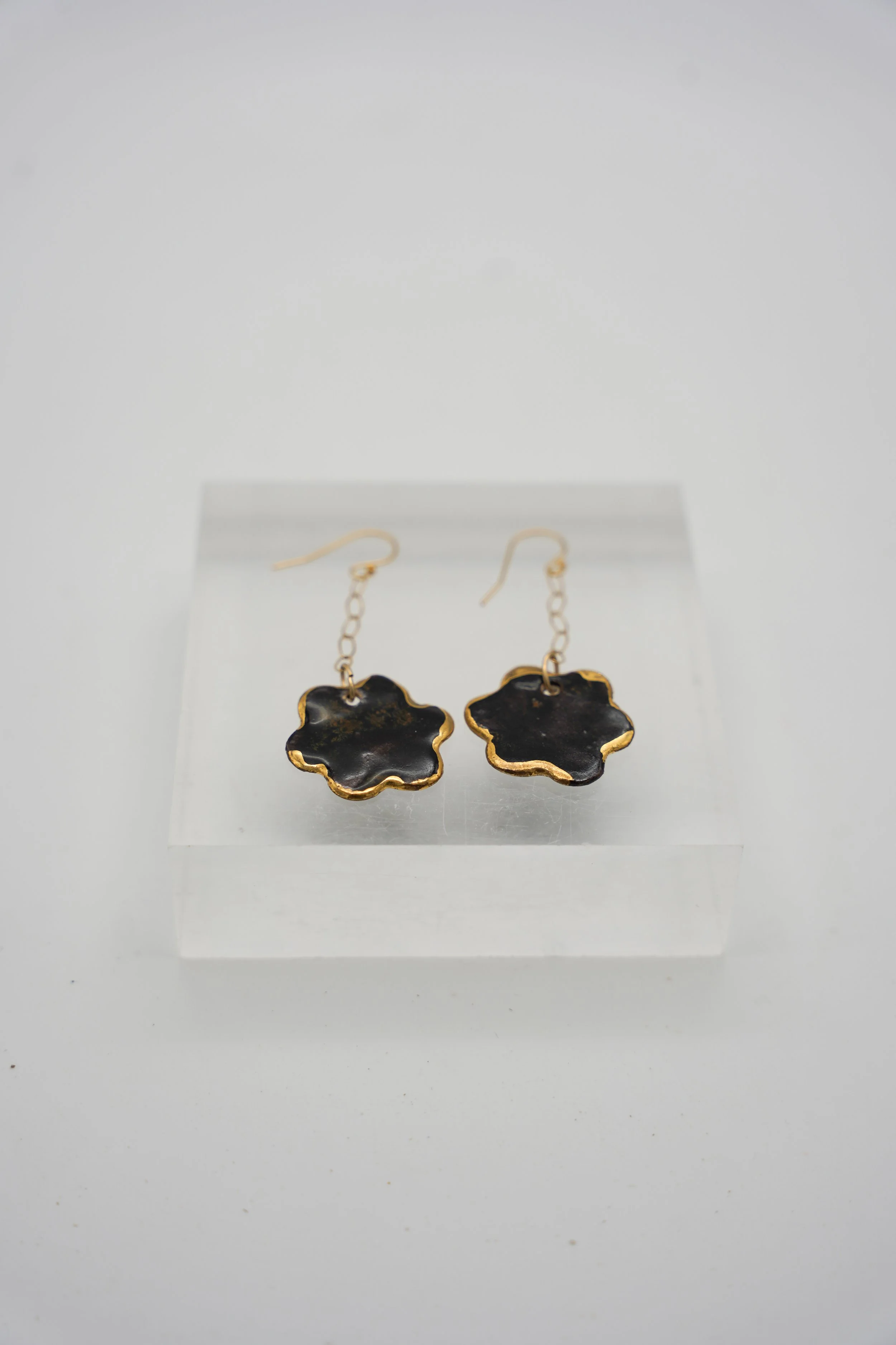 Small Daisy on Gold Filled Small Almond Chain in Black