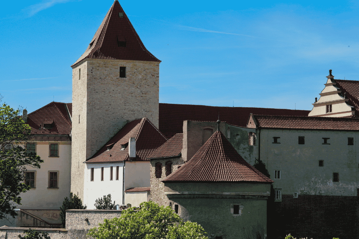 Can visitors see Prague Castle without a ticket?
