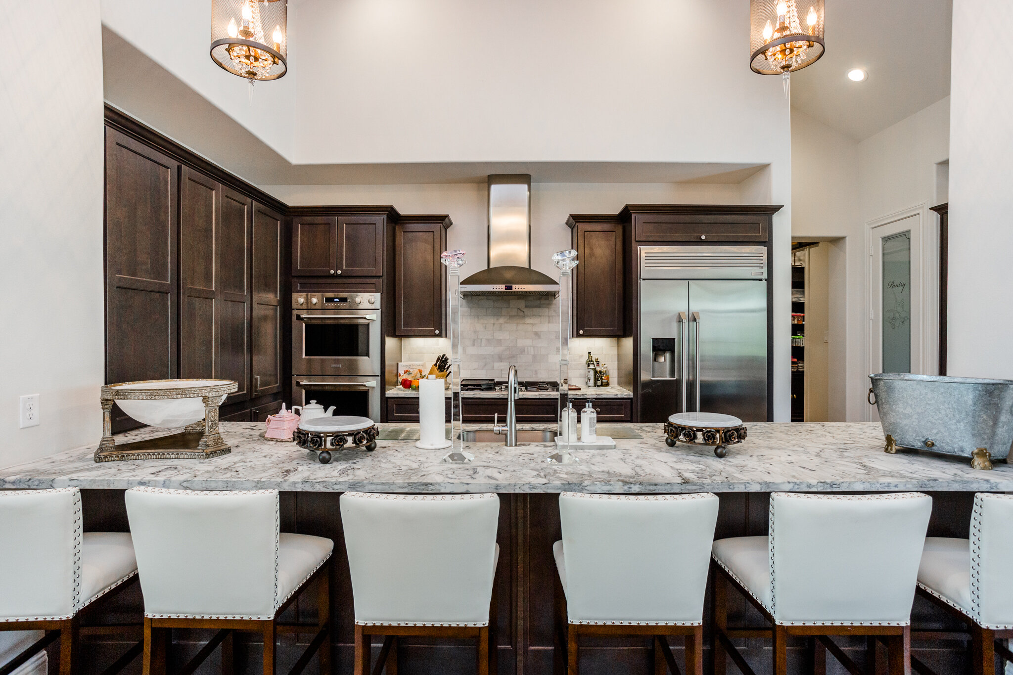 Going with the flow. This spacious kitchen with an extended marble bar is the ideal spot for all hosting and entertaining needs. 
.
.
.
#thedesignsource #thedesignsourcesl #christmasdecor #sugarlandtx #houstoninteriordesigns #luxurydesign #timelessin