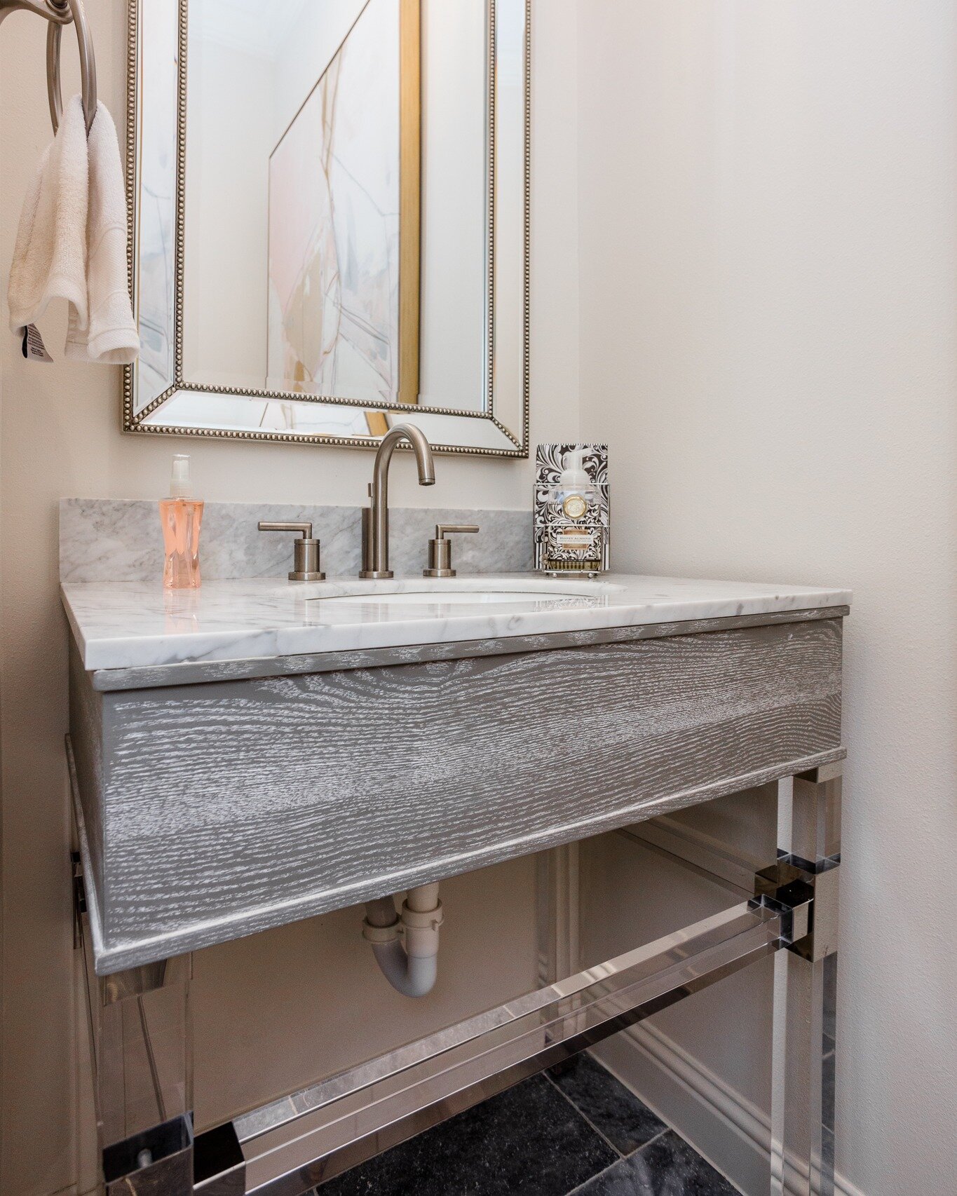 Lavish Lucite. A refresh on the traditional powder bathroom design by mixing in modern features. ✨
.
.
.
#thedesignsource #thedesignsourcesl #christmasdecor #sugarlandtx #houstoninteriordesigns #luxurydesign #timelessinteriors #luciteluxury #powderba