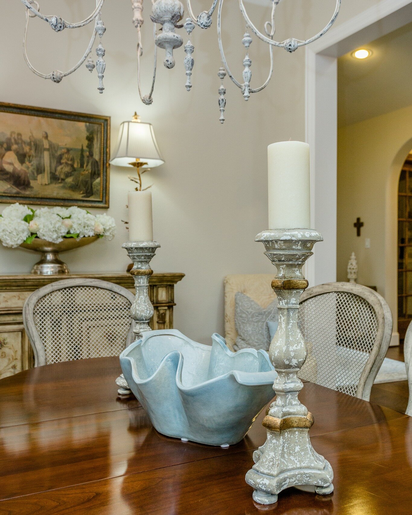 Simply charming. A decorative bowl and matching candlesticks are timeless centerpieces for any dining room style!
.
.
.
#thedesignsource #thedesignsourcesl #christmasdecor #sugarlandtx #houstoninteriordesigns #luxurydesign #timelessinteriors #diningr