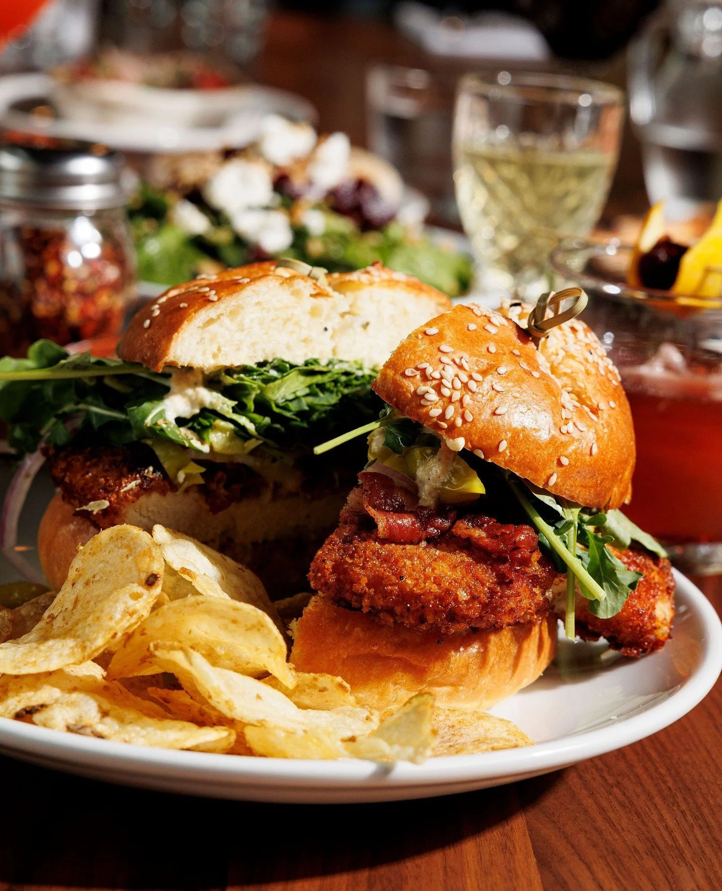 The Mama Mio! is a study in texture and flavor. Oven-fried chicken, crispy pancetta, provolone, artichoke-lemon aioli, pepperoncini, red onion, and arugula on a fluffy @macrinabakery brioche bun, and a moment of pause between bites. On our lunch and 