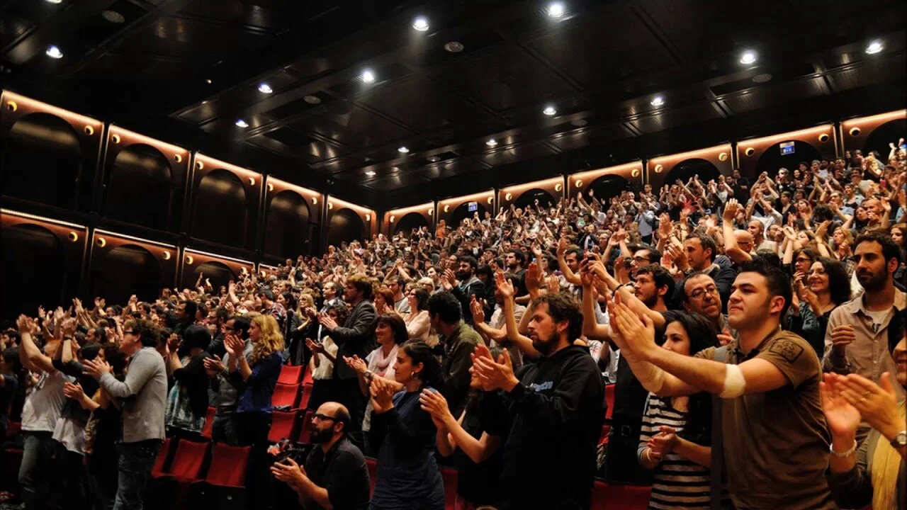 Episode 250: When The Audience Reacts, Please Clap