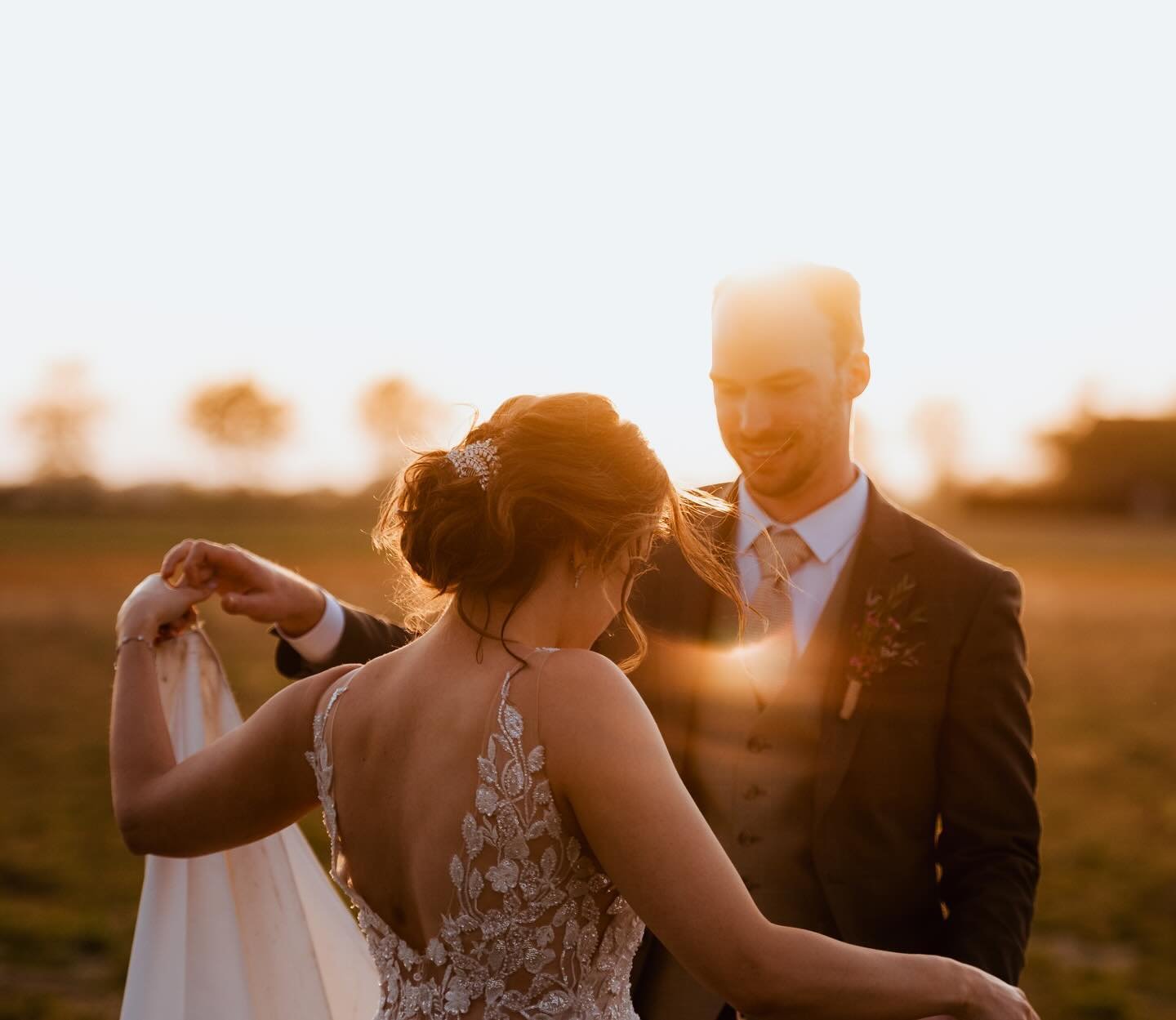 This 𝑮𝑶𝑳𝑫𝑬𝑵𝑯𝑶𝑼𝑹!🌅💛☀️

Tijdens onze shoots focussen we op het vastleggen van jullie meest spontane momenten, waarbij we jullie vooral samen laten genieten en interactie hebben. ✨📸 

#luxvisualstorytellers #spontaan #liefde #weddingphotogr