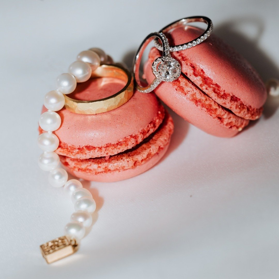 When i see macarons at the wedding breakfast, my heart starts beating faster...
Love to get creative with these little gems.

#weddingrings #editorialphotography #luxvisualstorytellers