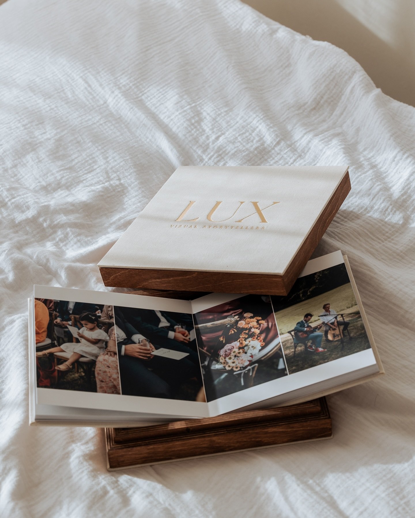 &bull;Our Parents Album&bull;

Onze prachtige ouderalbums, speciaal gemaakt om de bijzondere momenten van jullie huwelijk te koesteren. 

Deze albums zijn kleiner en even mooi vormgegeven als onze grotere weddingalbums, zodat ook de ouders/of jullie 