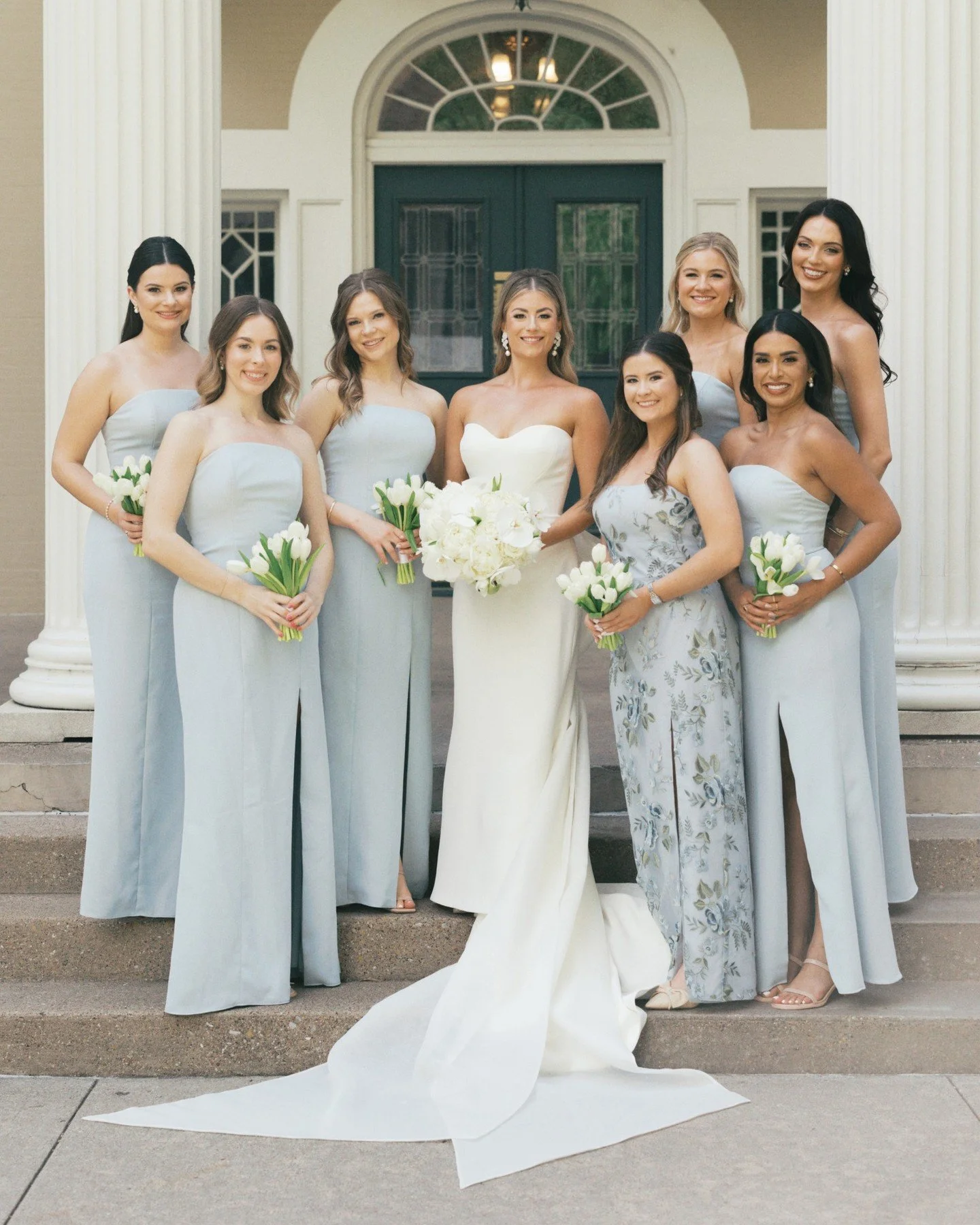 There is something so classic about white tulips, and these bridesmaids bouquets created by @branchingoutevents were the perfect touch for M+T's blue and white wedding at @artsdistrictmansion 🌷

Planning &amp; Design - @weddingsbystardust
Bakery - @