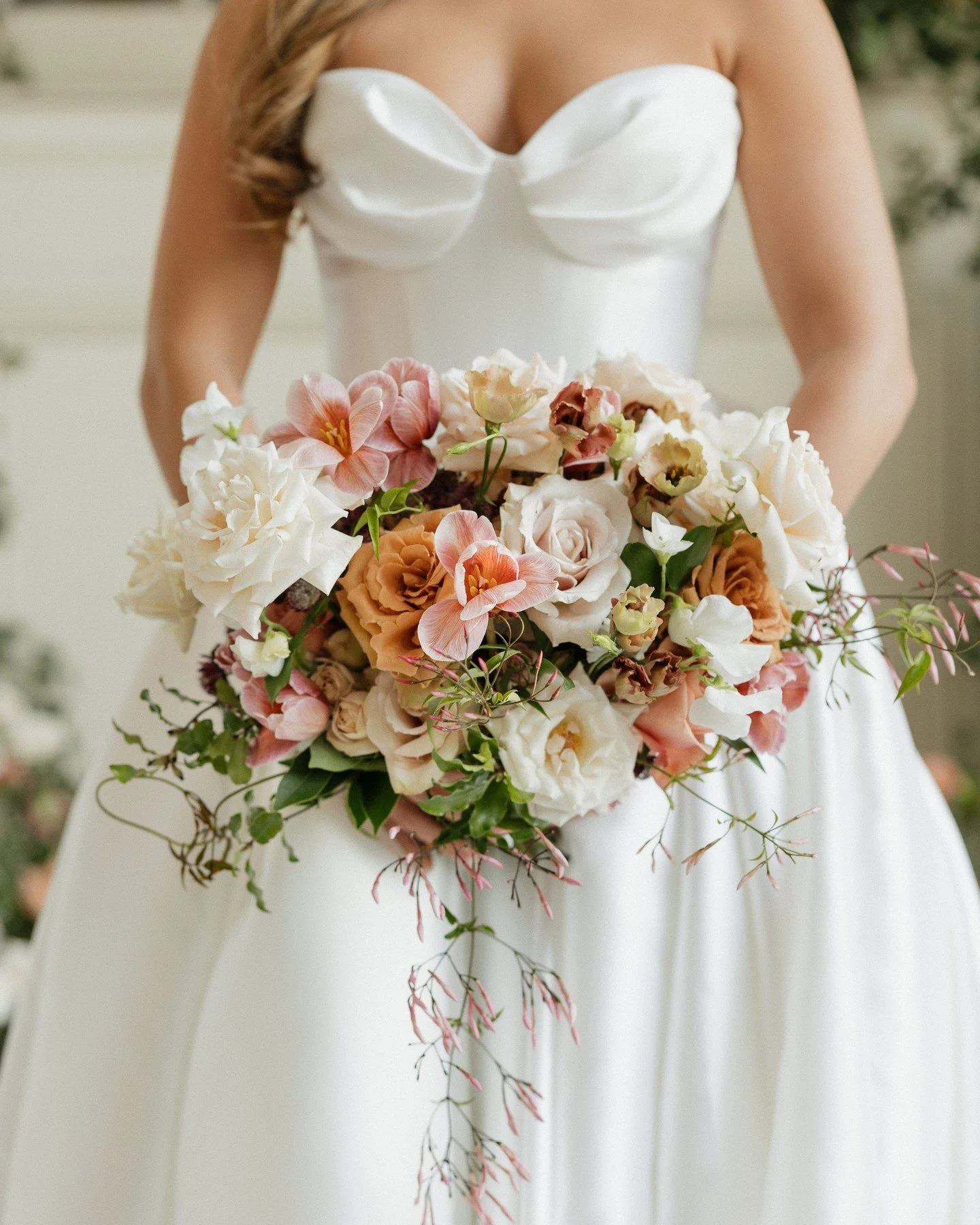 Florals are their own artform, and this bouquet created by @odeflora_ was a masterpiece 🎨

Planning &amp; Design - @weddingsbystardust
Beauty - @etoillyartistry
Catering -  @wpcatering
Entertainment - @icehousebandlive
Floral - @odeflora_
Photograph