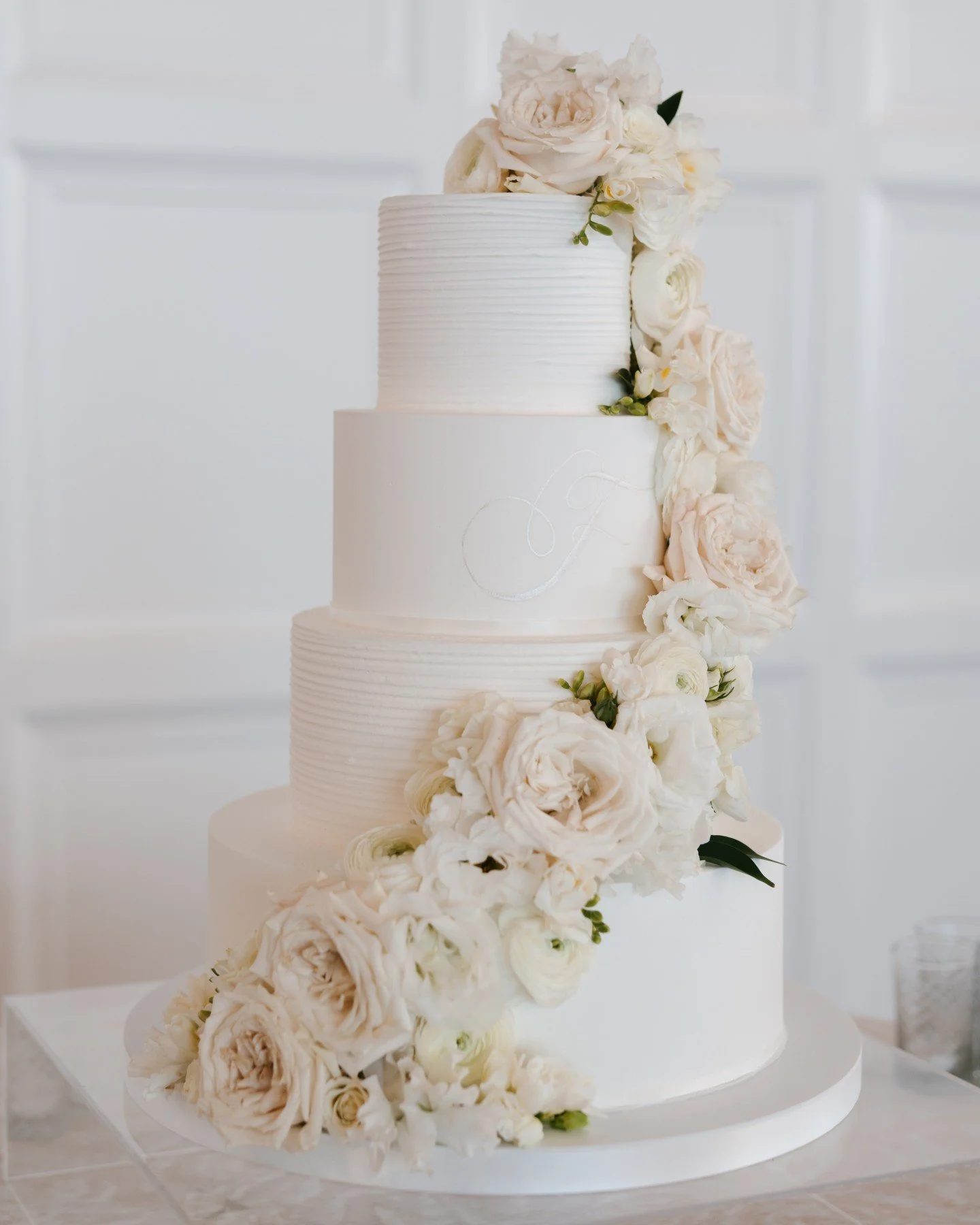 Timeless, elegant, and sweet. We loved this cake created by @fancycakesbylauren for M+C's wedding day!

Planning &amp; Design - @weddingsbystardust
Bakery - @fancycakesbylauren
Beauty - @acieartistry, @tousledstudio
Ceremony Musicians - @seranatastri