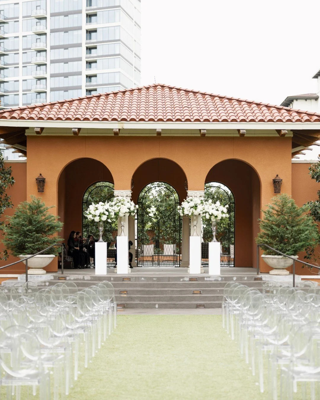 Clean lines, white florals, and a champagne welcome. An elegant ceremony, effortlessly done. 🥂

Planning &amp; Design - @weddingsbystardust
Acrylic Signage - @huskyhousedesignco
Ceremony &amp; Cocktail Hour Musicians - @bishopquartet
Draping &amp; L