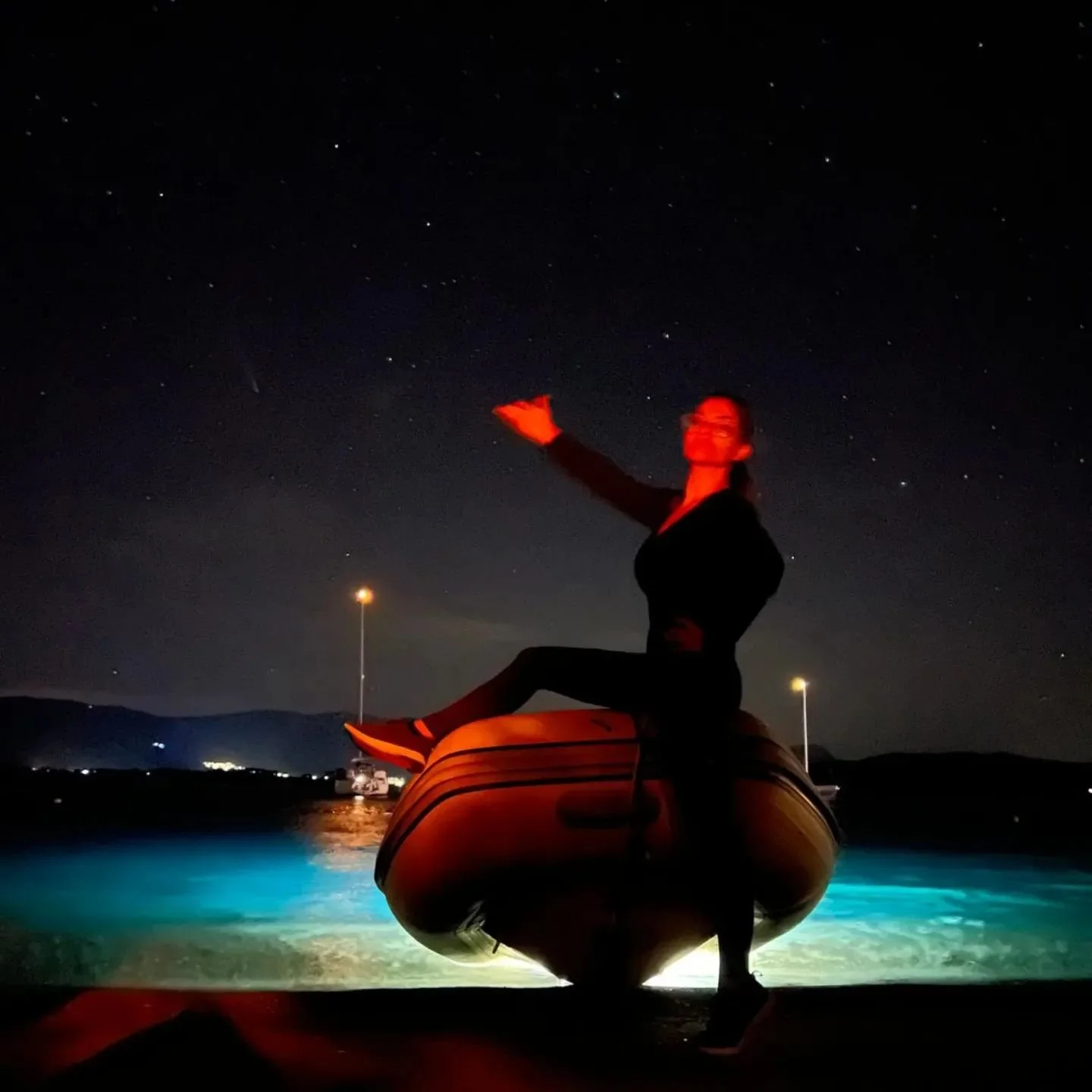 L I G H T S ✨️ 

It's a pretty cool sight to be hold. Having your dhingy lit up like this. 

We had out first bonfire 🔥  and this was our night light. 

Pretty awesome 👌 

@hurleymarineinc make these super cool lights. 

@sailingwith.charisma thank