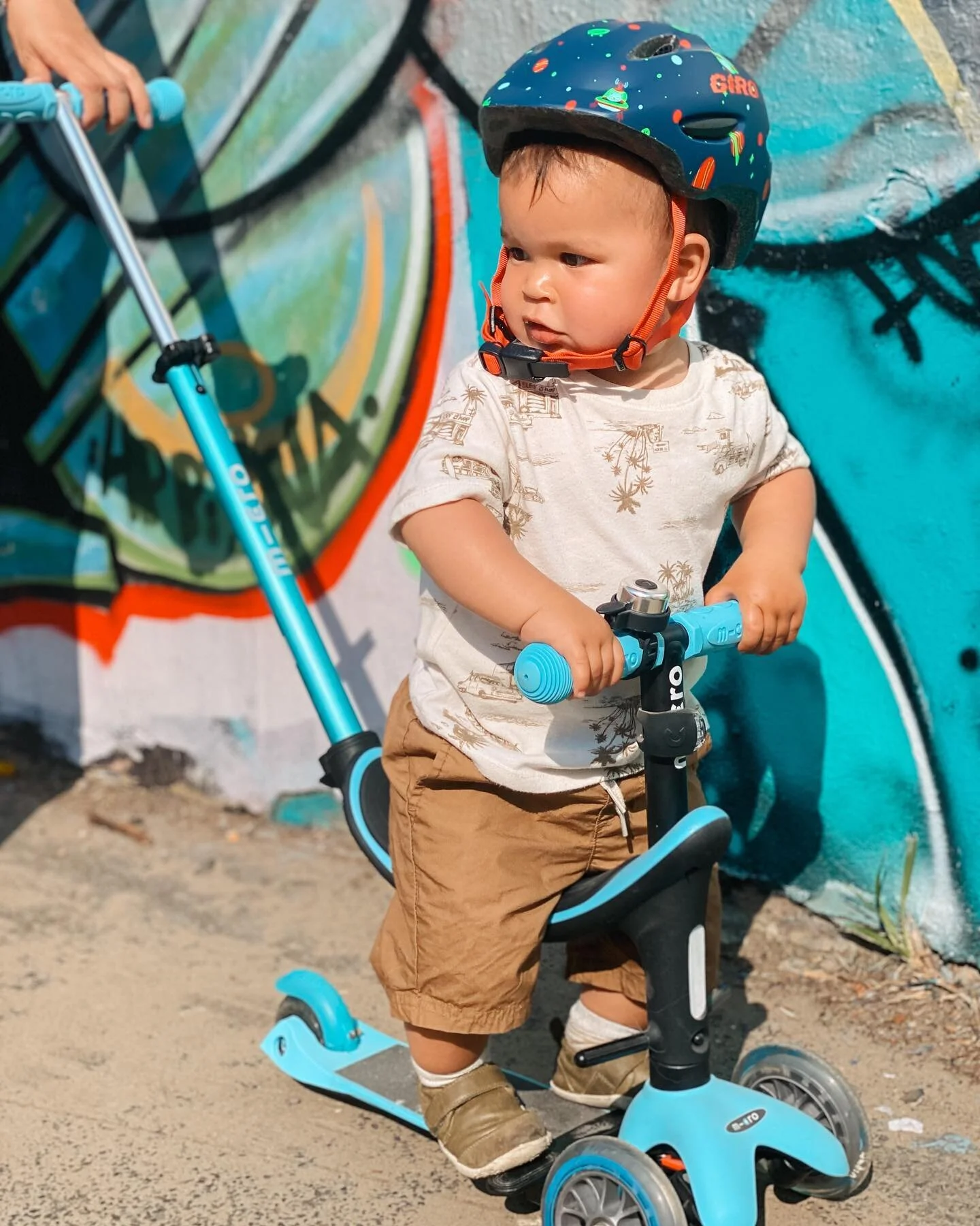 AD | Little E is still loving cruising around on his Mini 2 Grow scooter from  @microscooters. A few things we love about it are the grippy base, the seated and standing foot rests, and the fact that it will take us from 12 months all the way up to 6