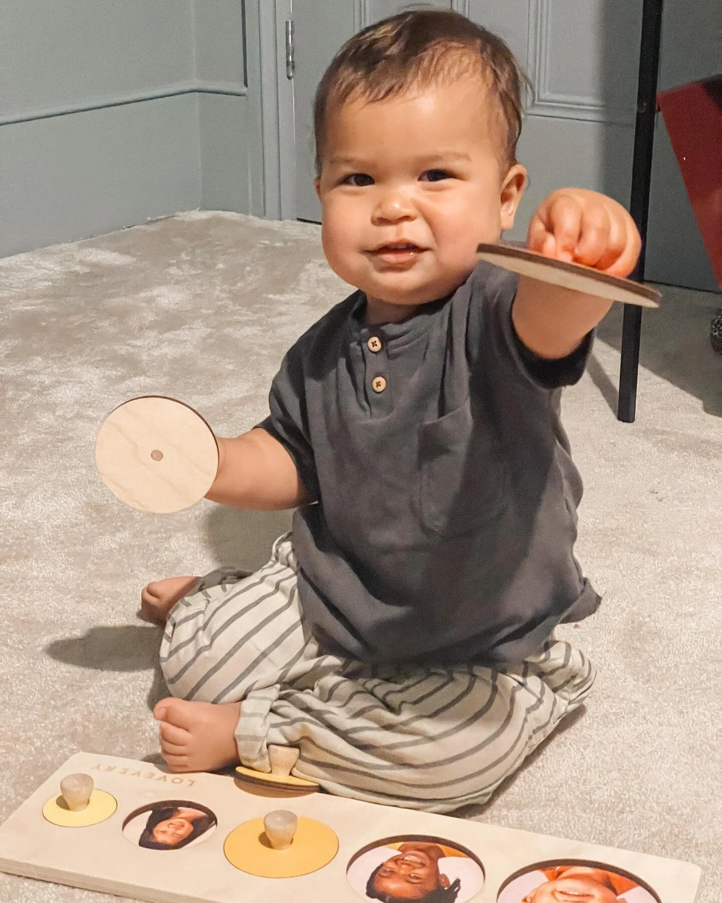 AD | Little E has gotten so much play out of the 13-15 month Babbler Play Kit from @lovevery.europe. He was close to 15 months when he worked out how to fit the puzzle pieces into the correct places. It was a real milestone watching those little clog