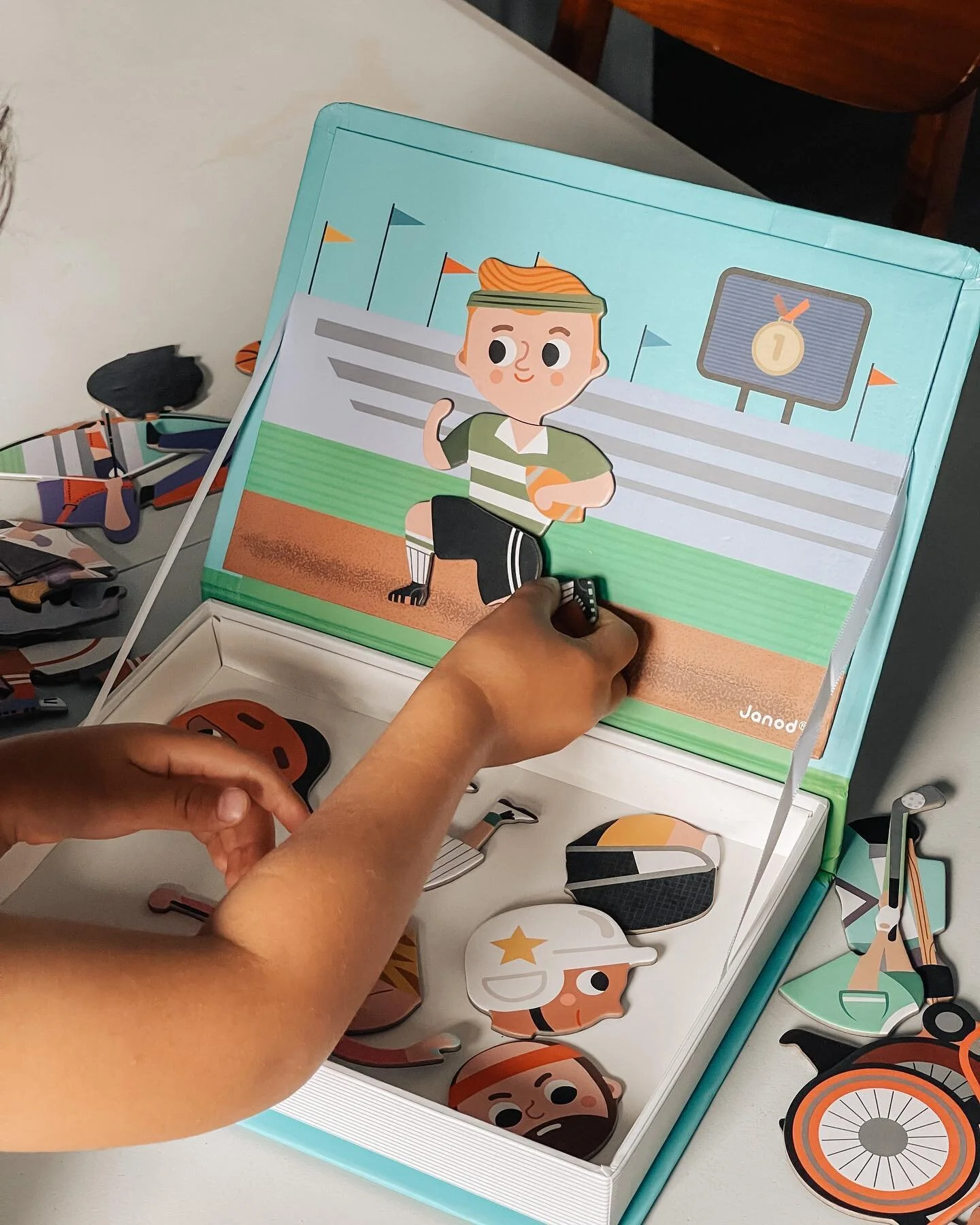 Ad | We were kindly sent this @janod_uk Sport Magneti Book. It comes with 16 different sports cards to be recreated and is a fun activity that helps with focus and observation, as well as building on language and knowledge. Swipe right for videos.

A