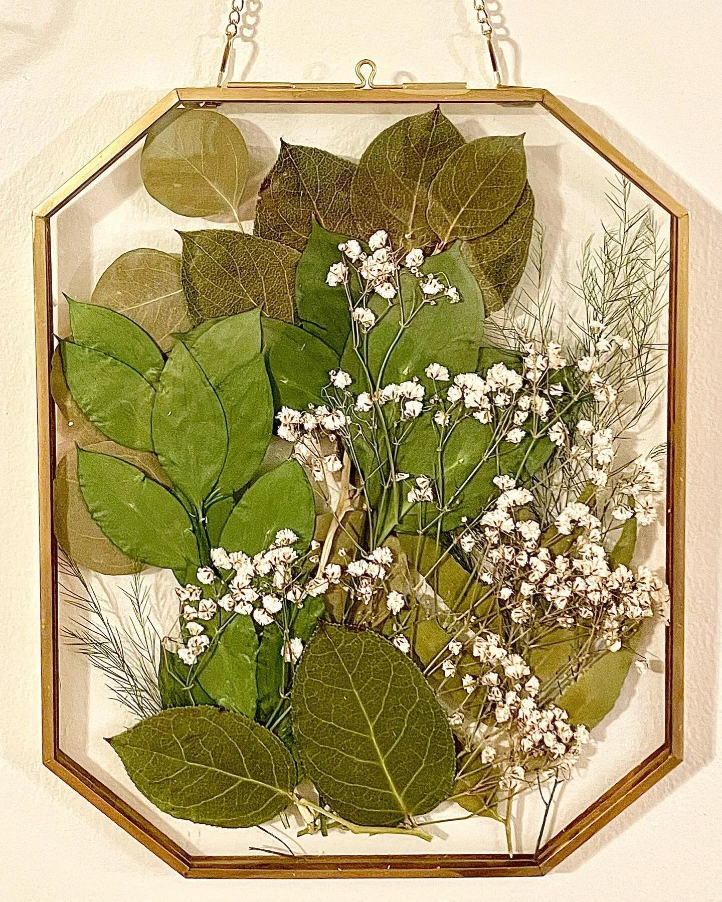 Golden octagon herbiary frame featuring baby&rsquo;s breath and greenery from an earthy, romantic bouquet 🌱 These frames are so delicate and whimsical, I love them for little keepsake bouquet preservations. 

#phillybride#bride#bridalbouquets #bouqu